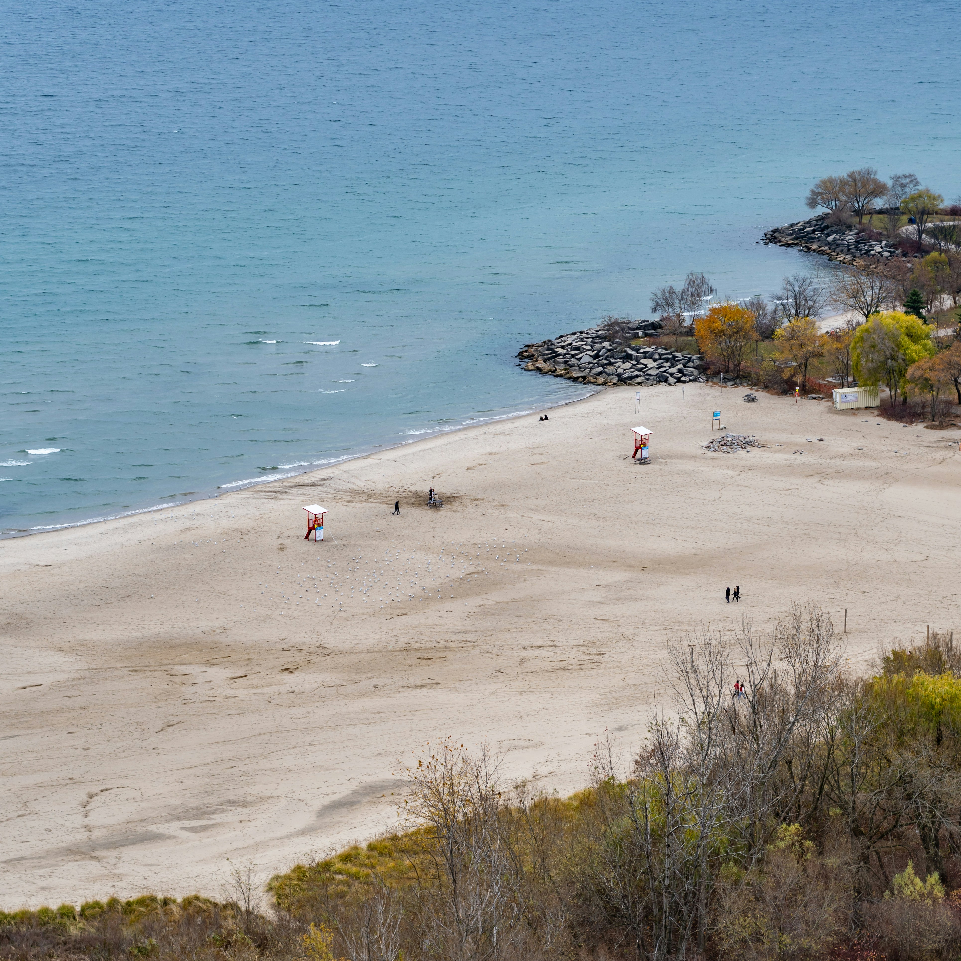 Uma vista aérea de uma praia com pessoas andando nela
