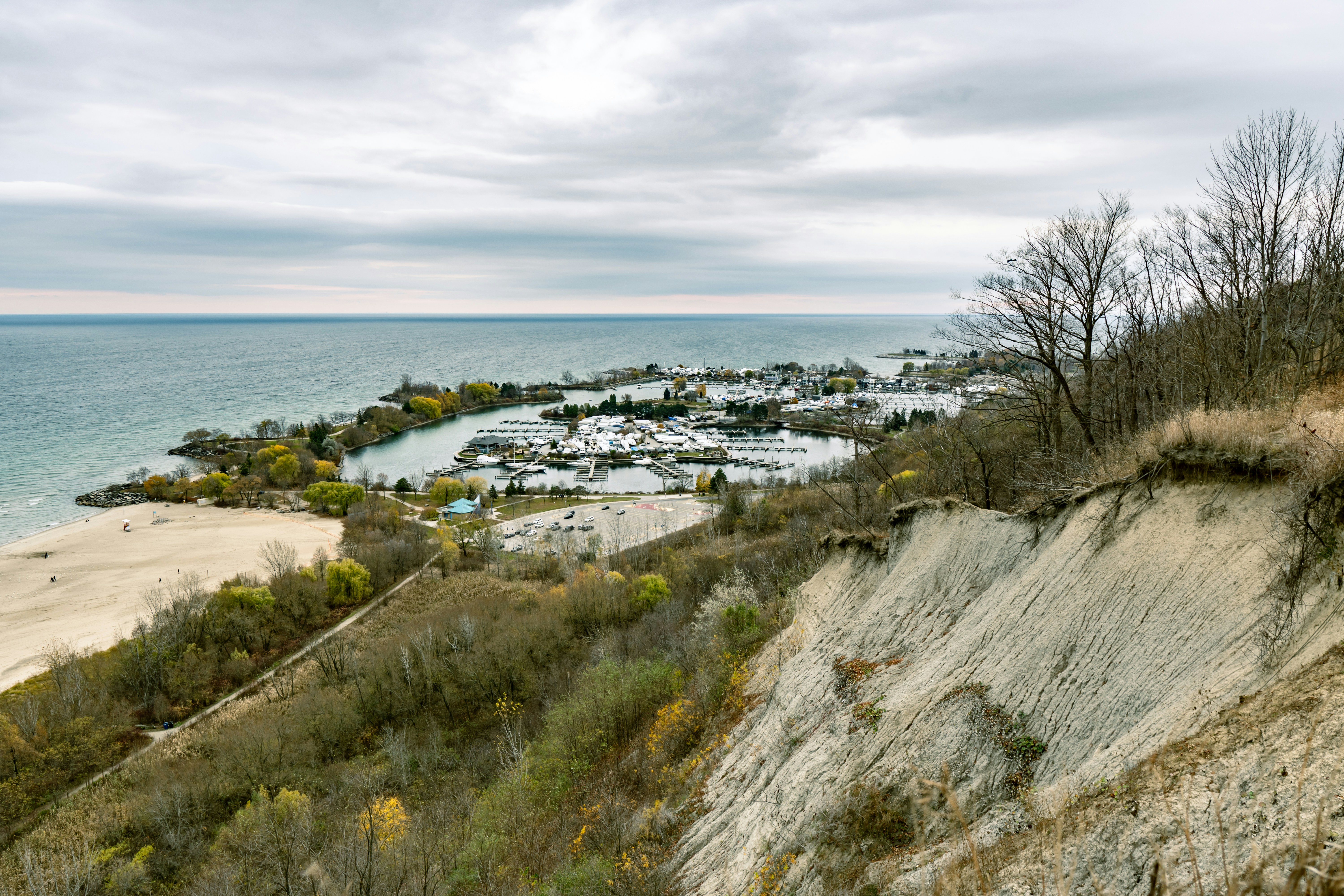 Um homem descendo uma colina ao lado do oceano
