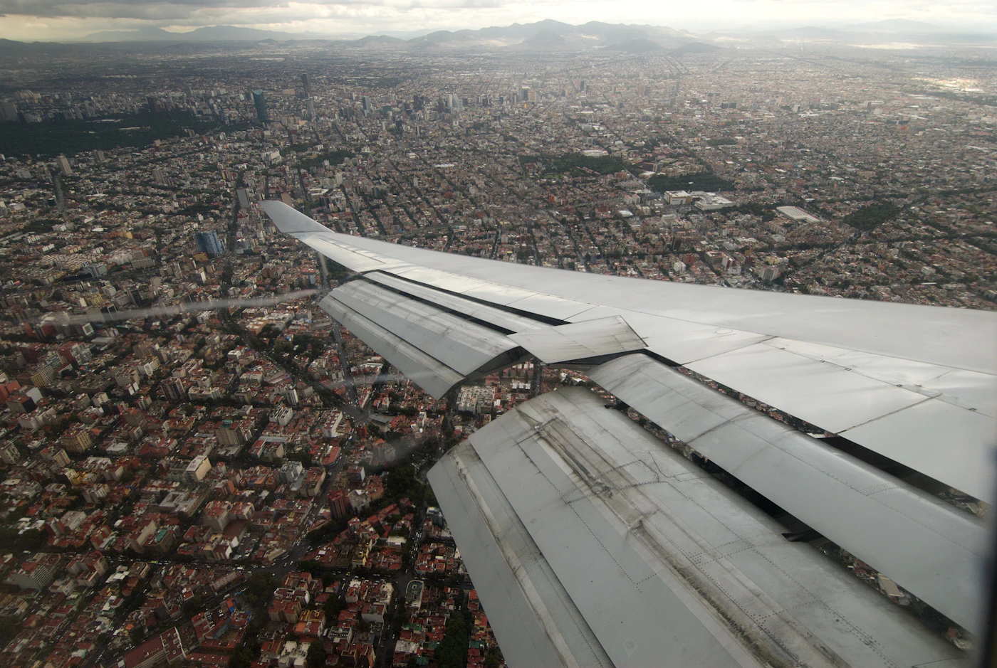 Ala de un avión sobre la Ciudad de México durante la aproximación al aeropuerto Benito Juárez