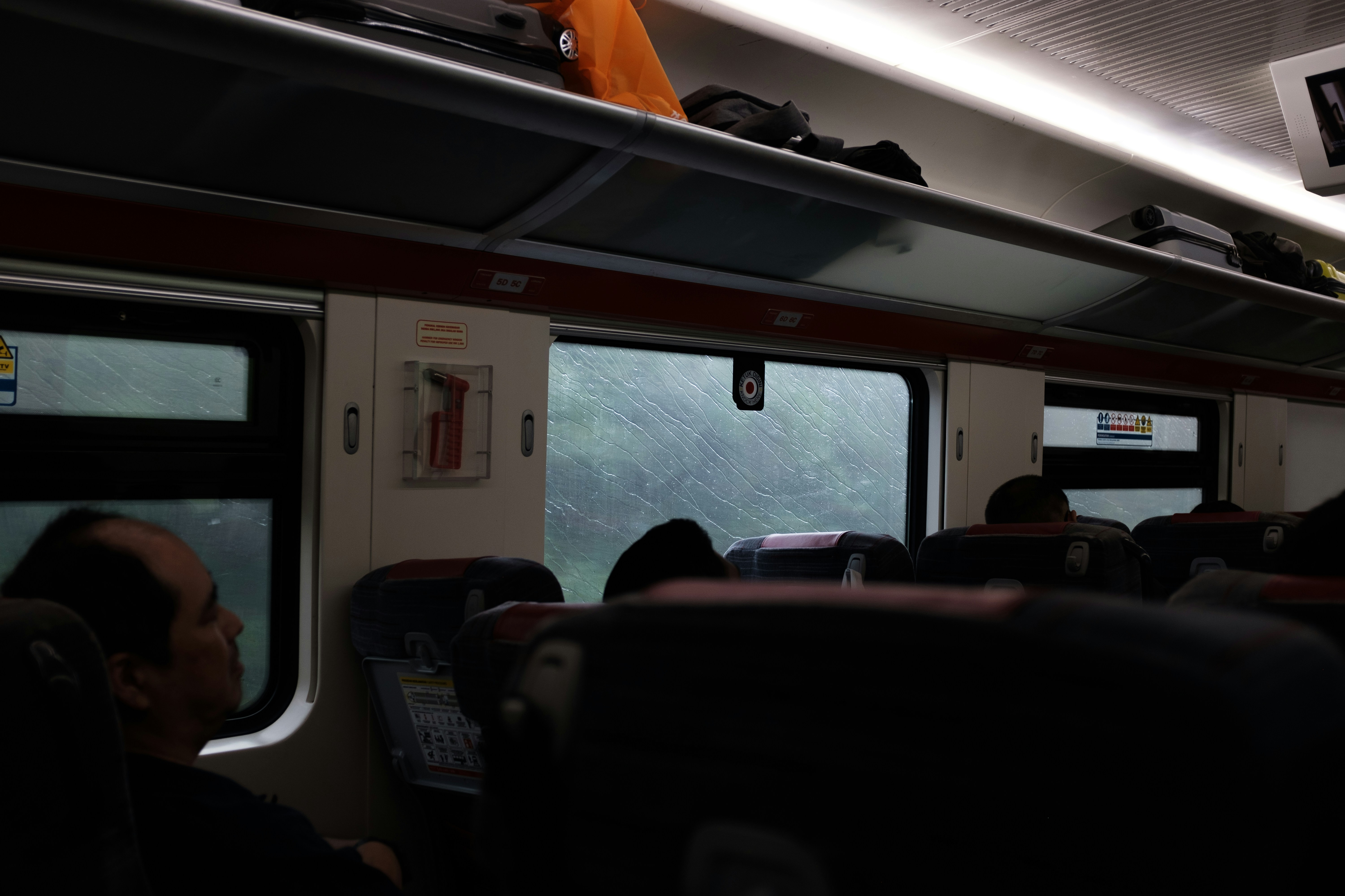 Un vagone del treno con un sacco di gente seduta su di esso