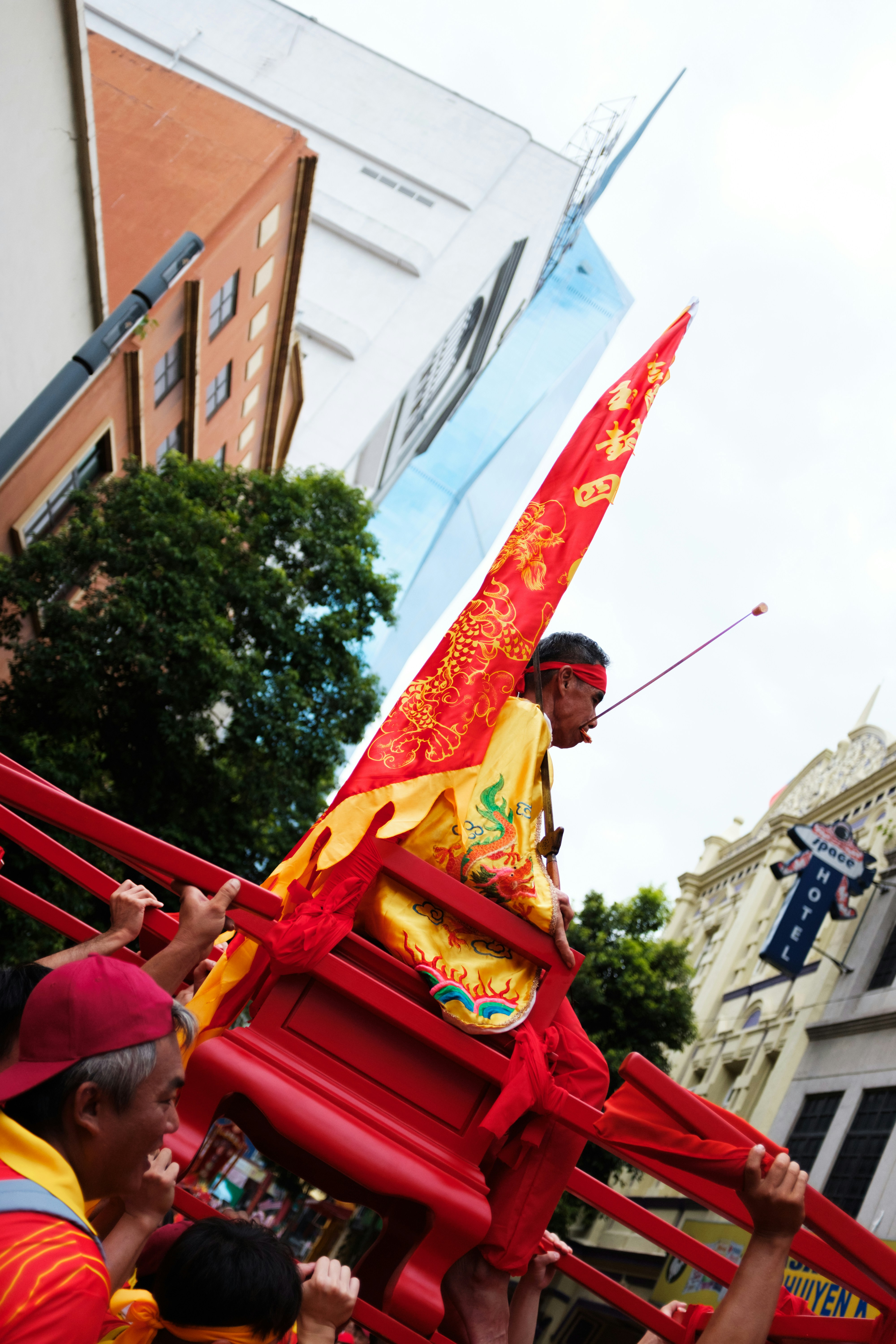 Un gruppo di, persone, standing, intorno, a un carro rosso e giallo