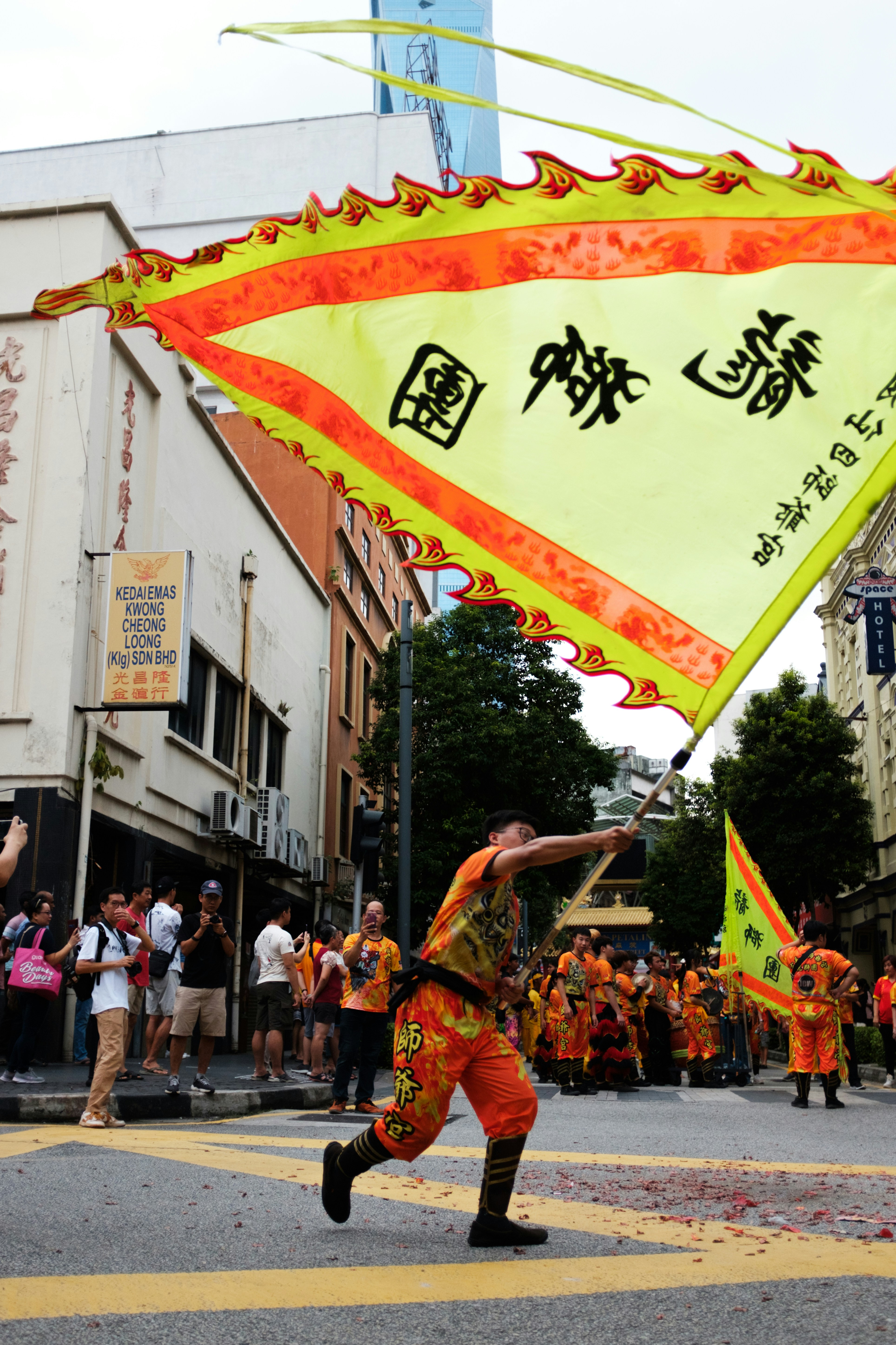 Un uomo che tiene un aquilone in mezzo a una strada