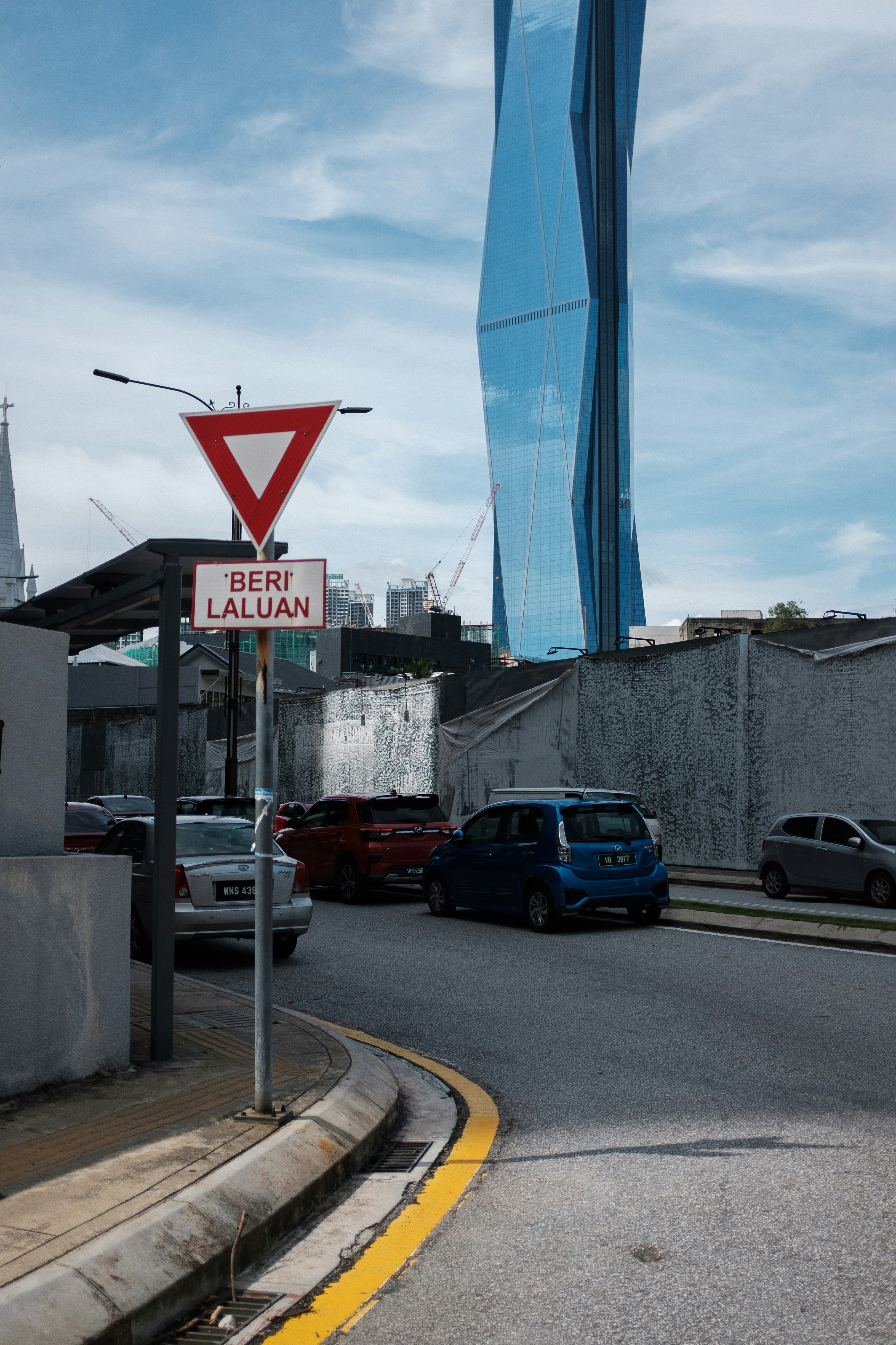 Un cartello stradale sul lato di una strada