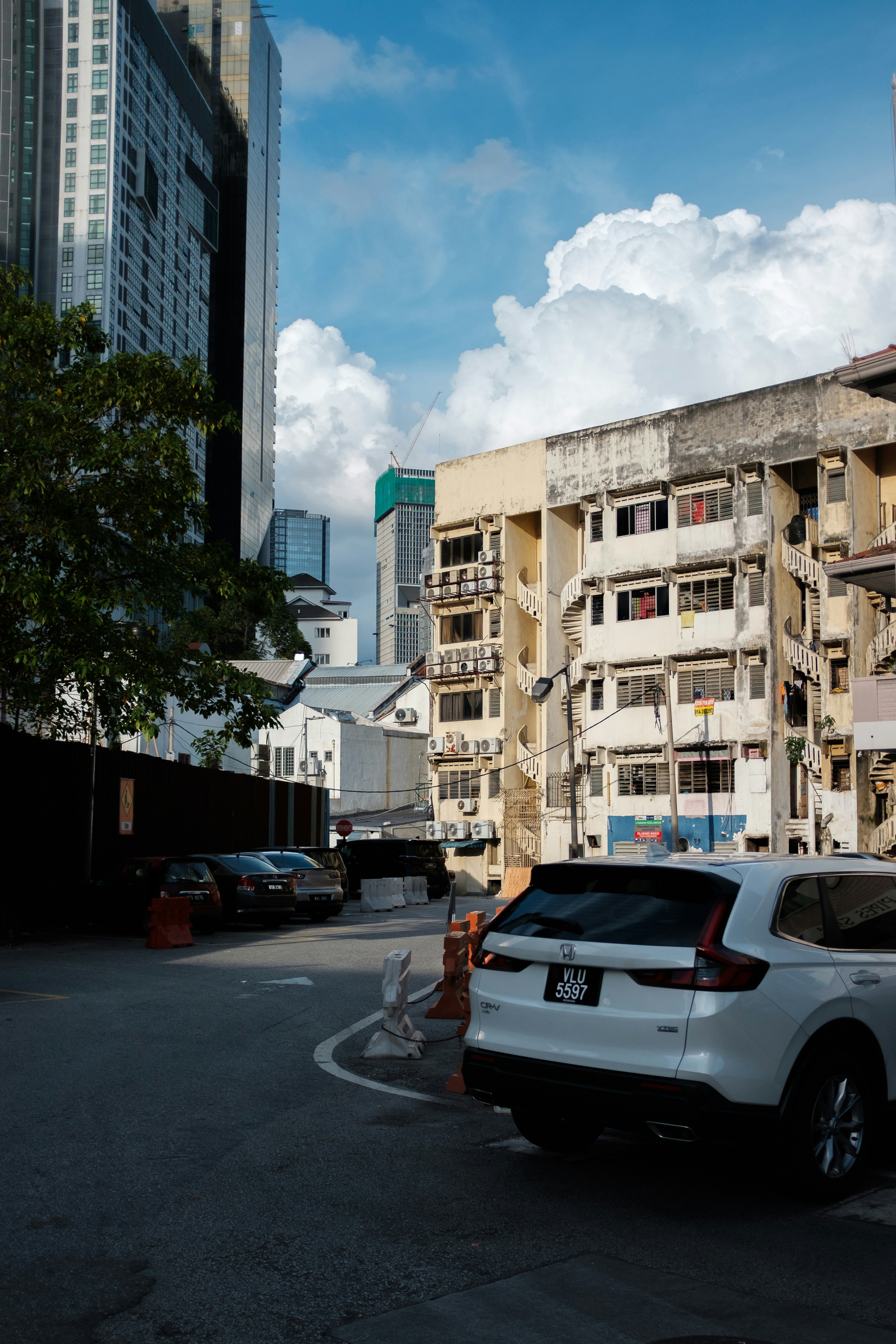 Un'auto bianca parcheggiata sul ciglio di una strada
