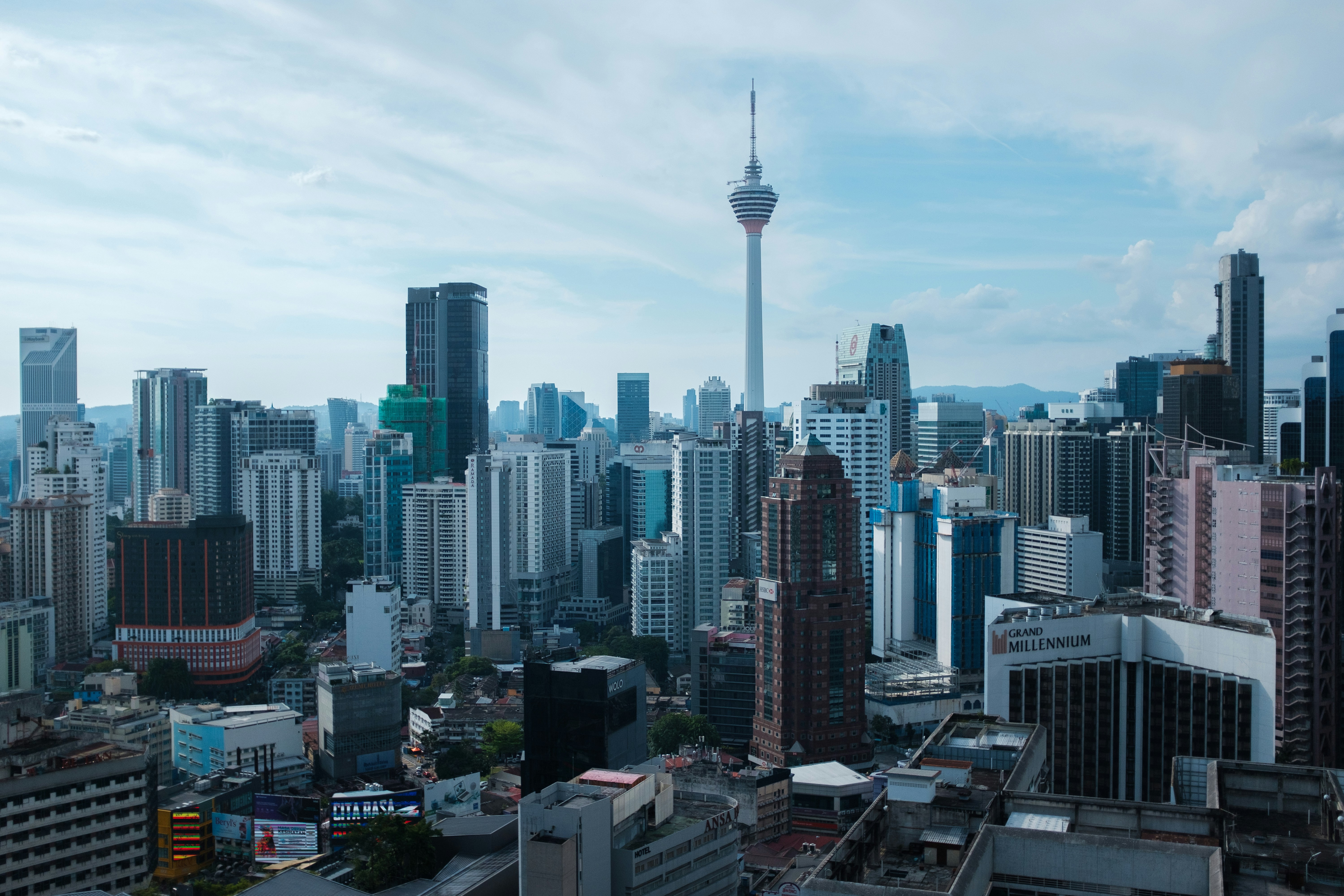 Una vista di una città con molti edifici alti