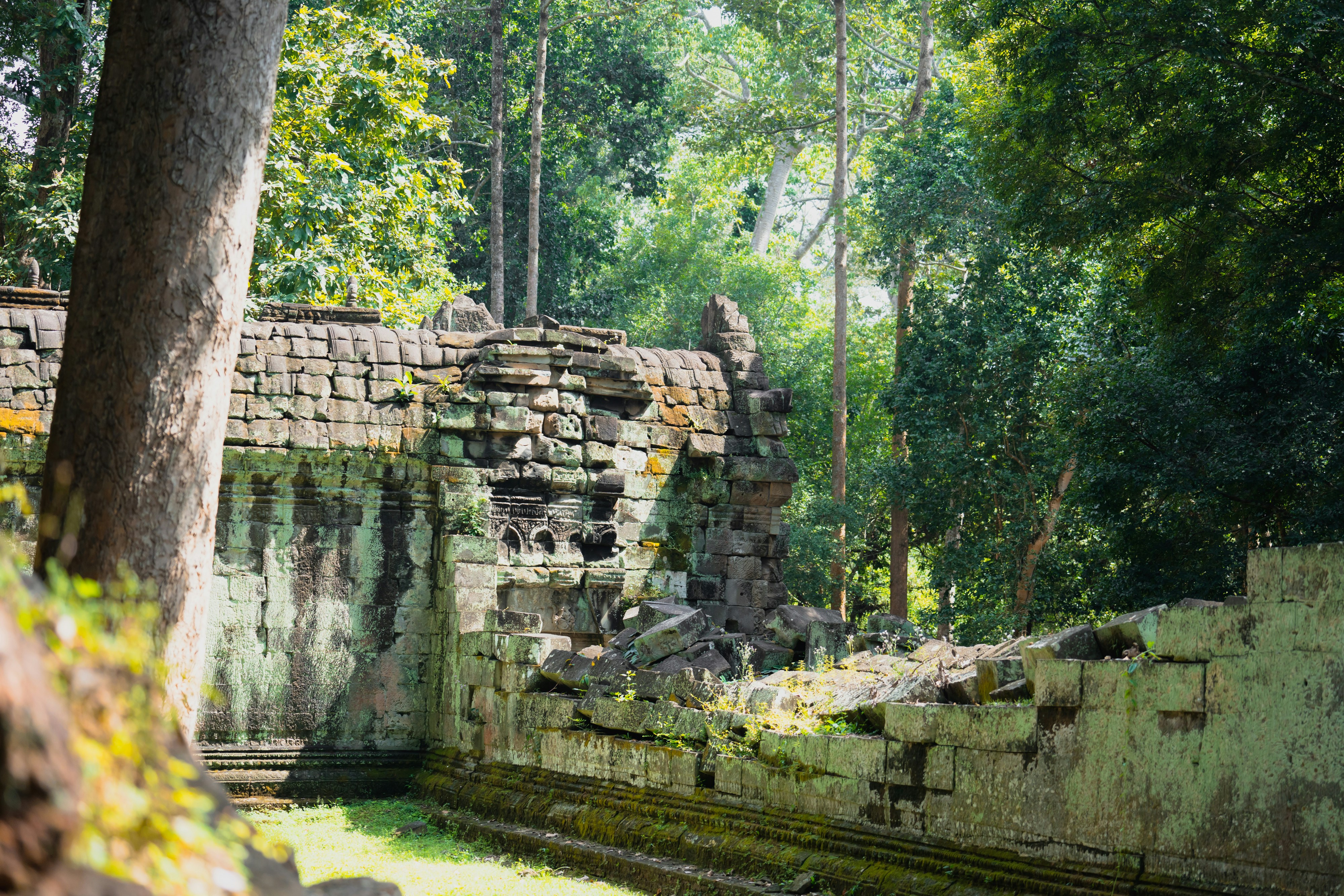 ancient temple ruins java, ilustrasi artikel Unveiling Kediri: A Journey Through East Java's Rich History and Culture 5