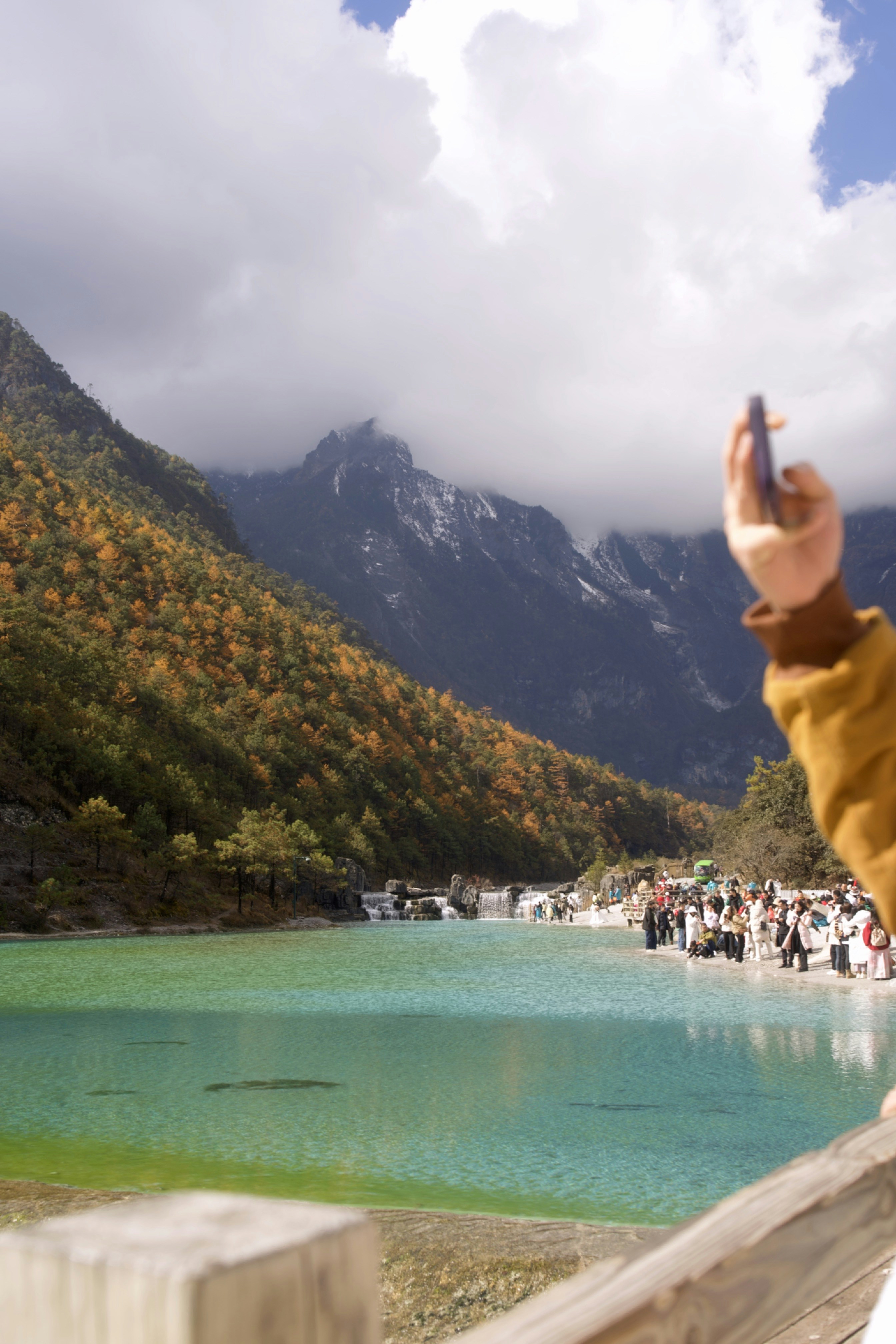 Seseorang mengambil gambar danau gunung