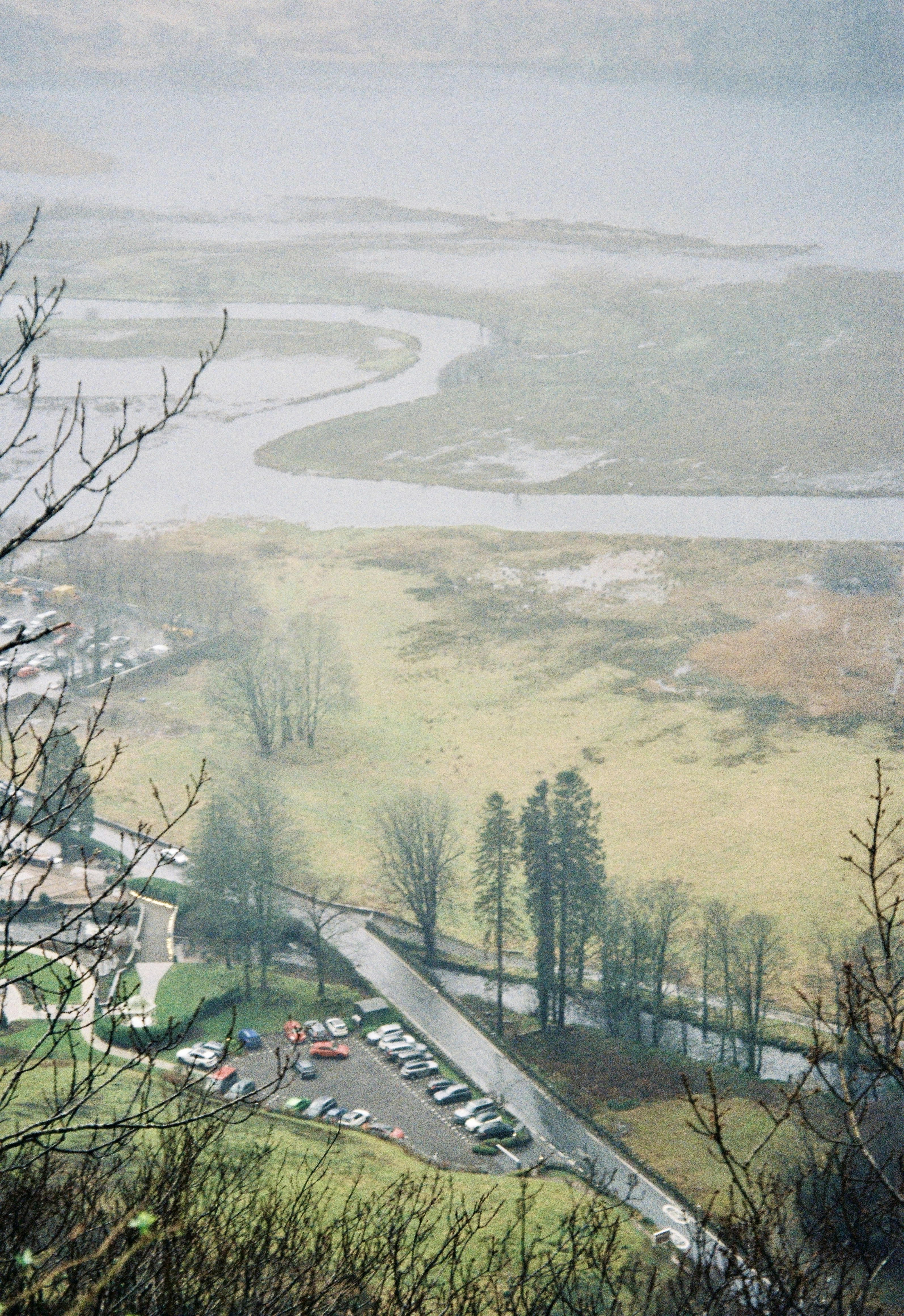 Blick auf eine Stadt und einen Fluss von der Spitze eines Hügels