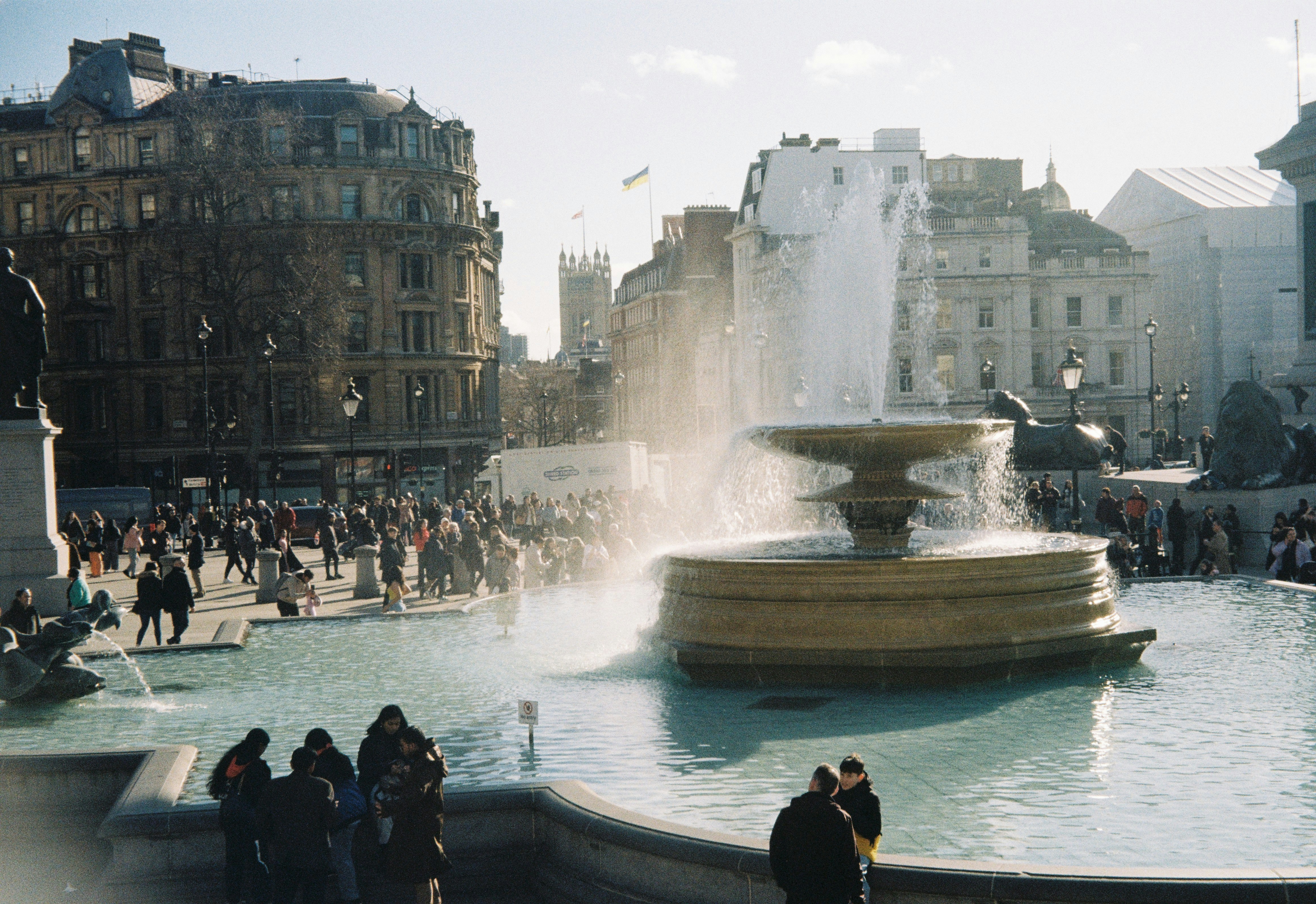 Eine Gruppe von Menschen, die um einen Brunnen stehen