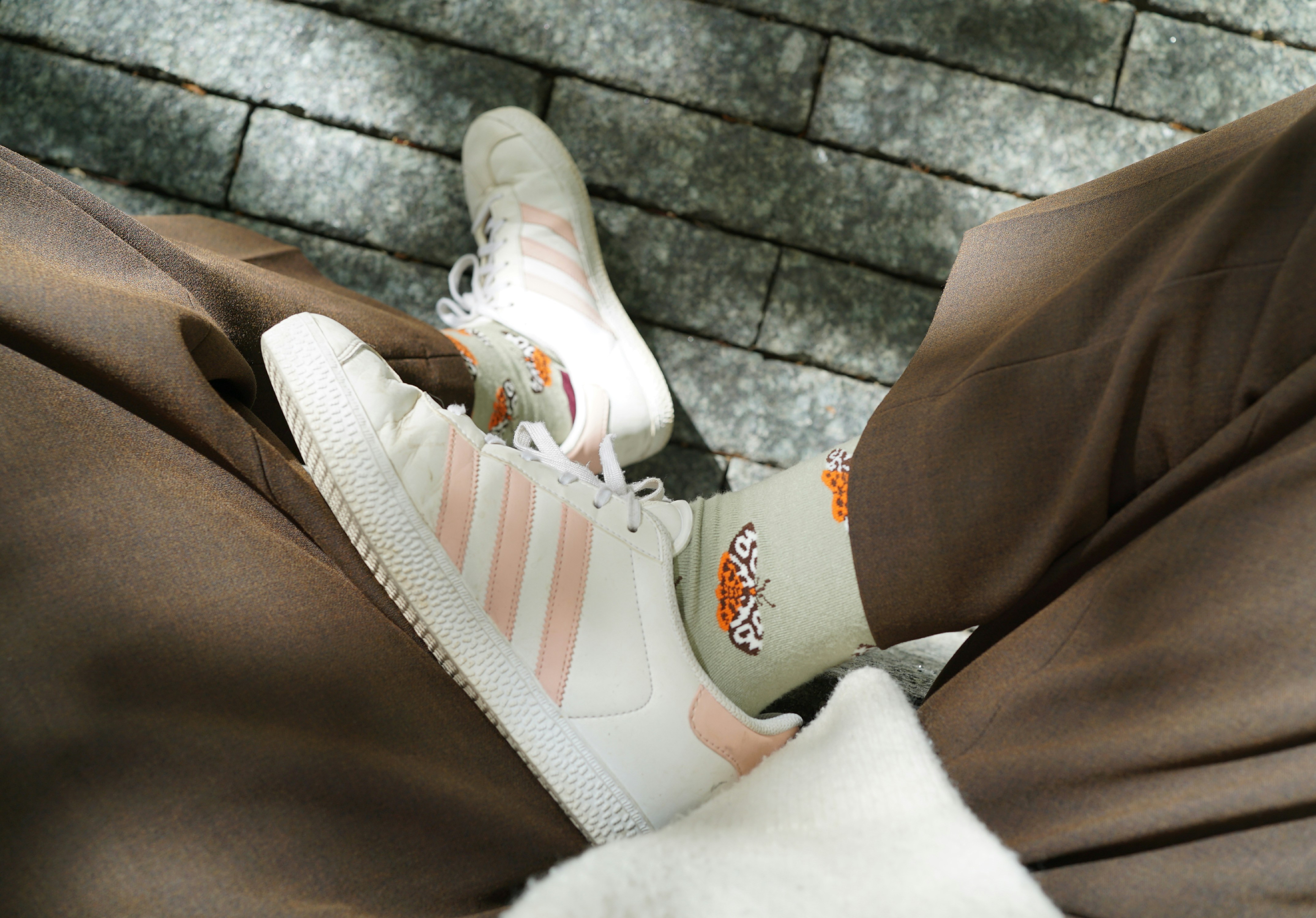 枕に足を乗せて横たわる人