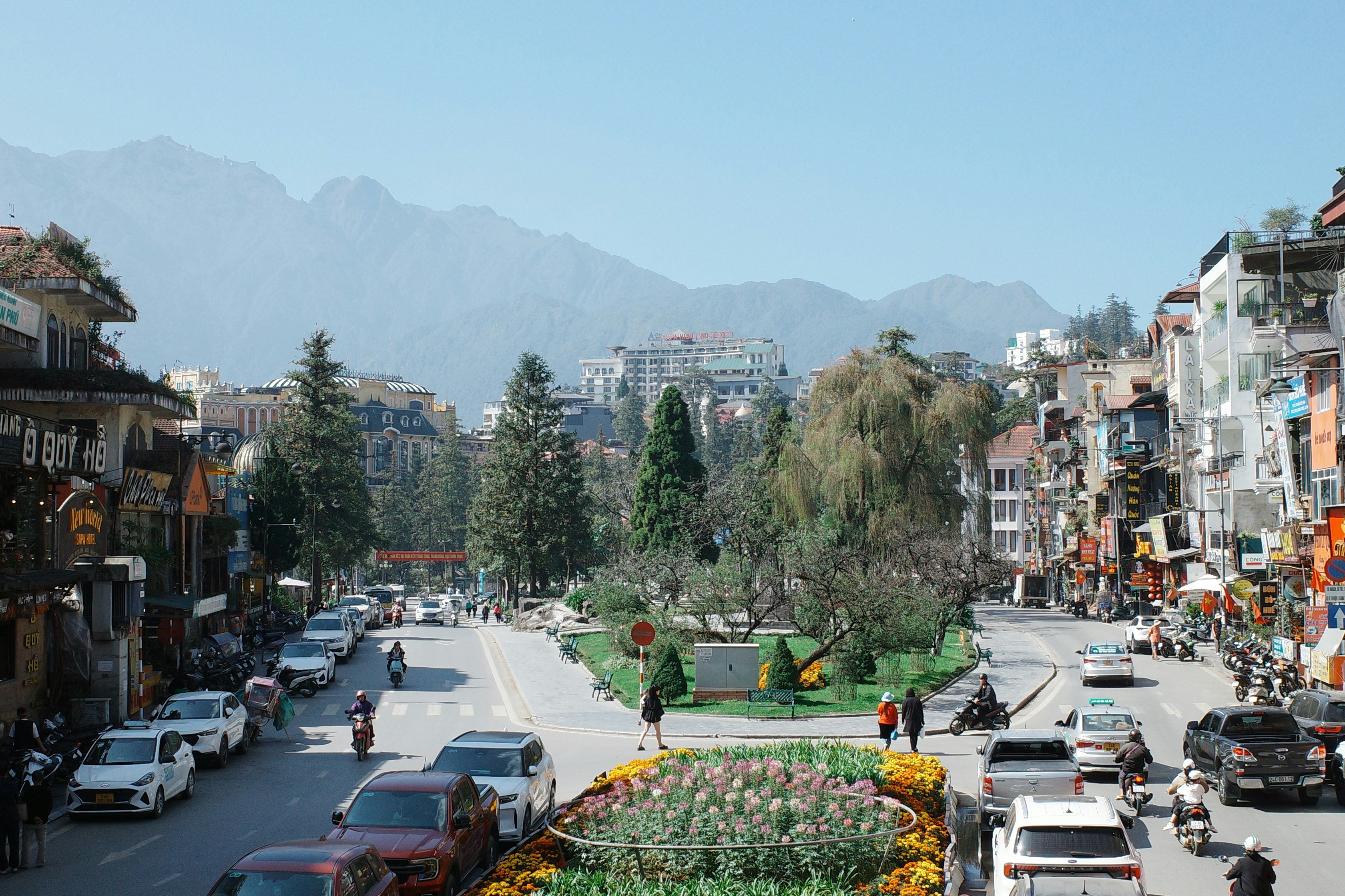 A busy city street with lots of traffic