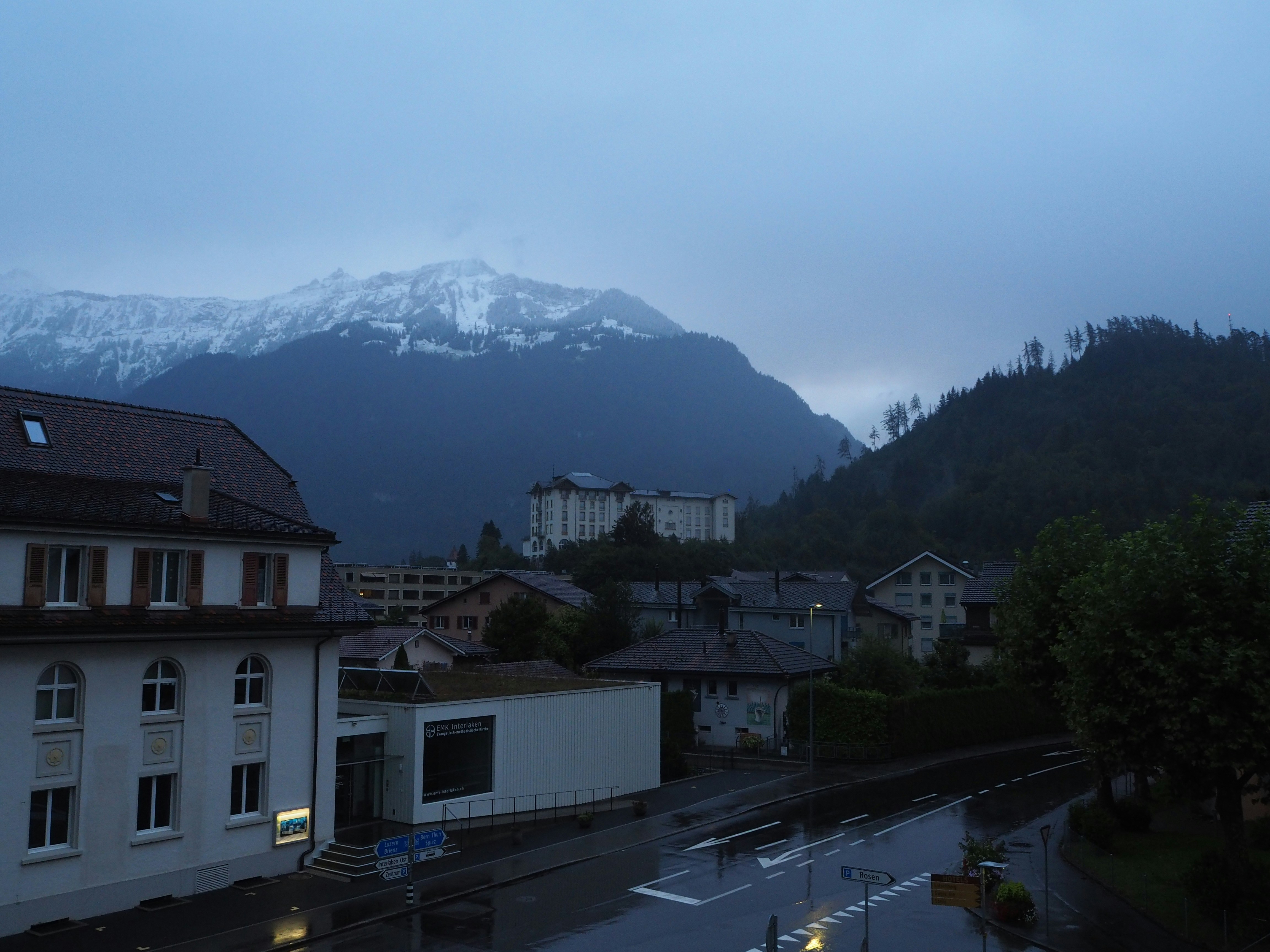Une vue d’une ville avec des montagnes en arrière-plan