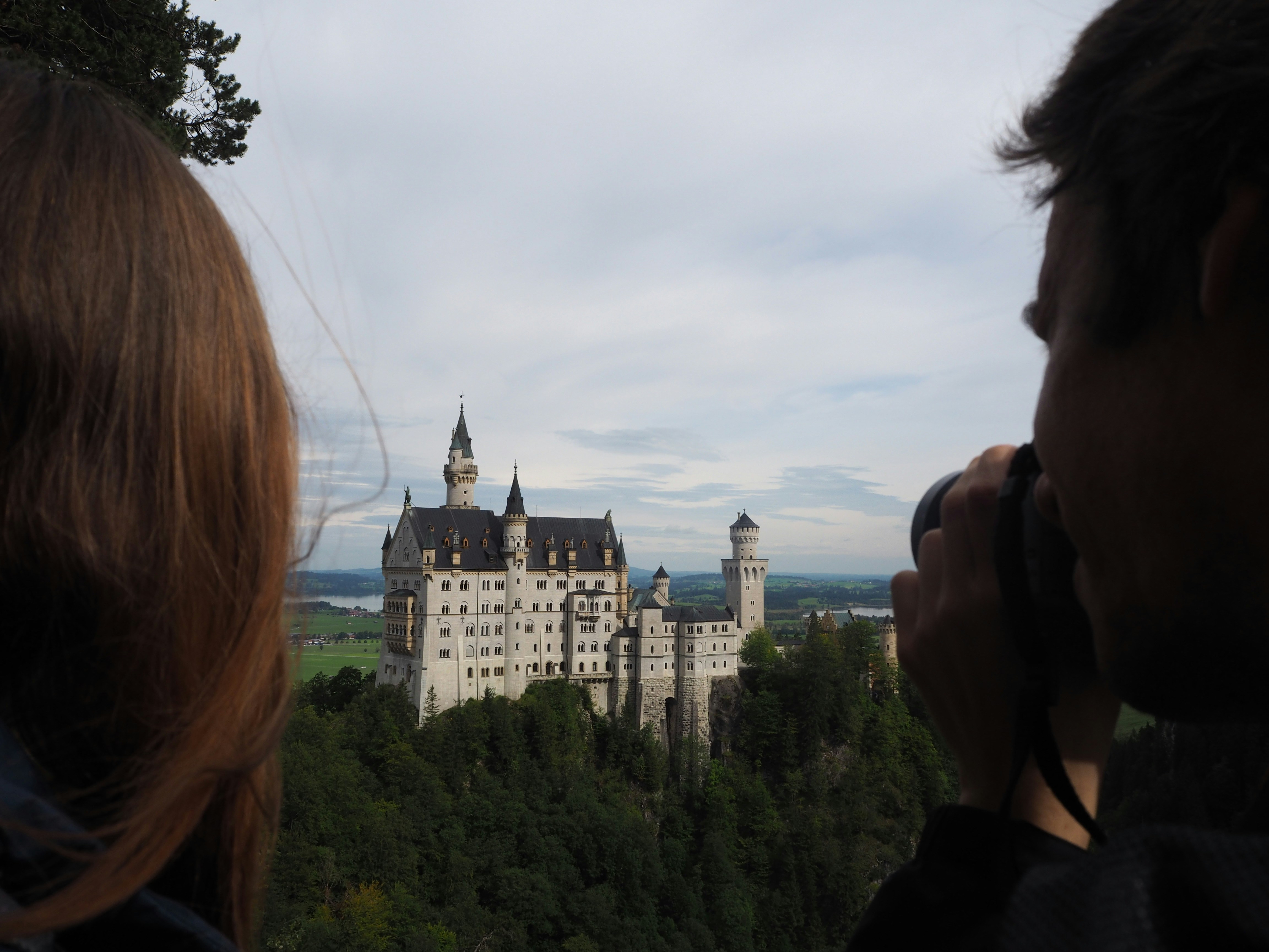 Un homme et une femme regardent un château