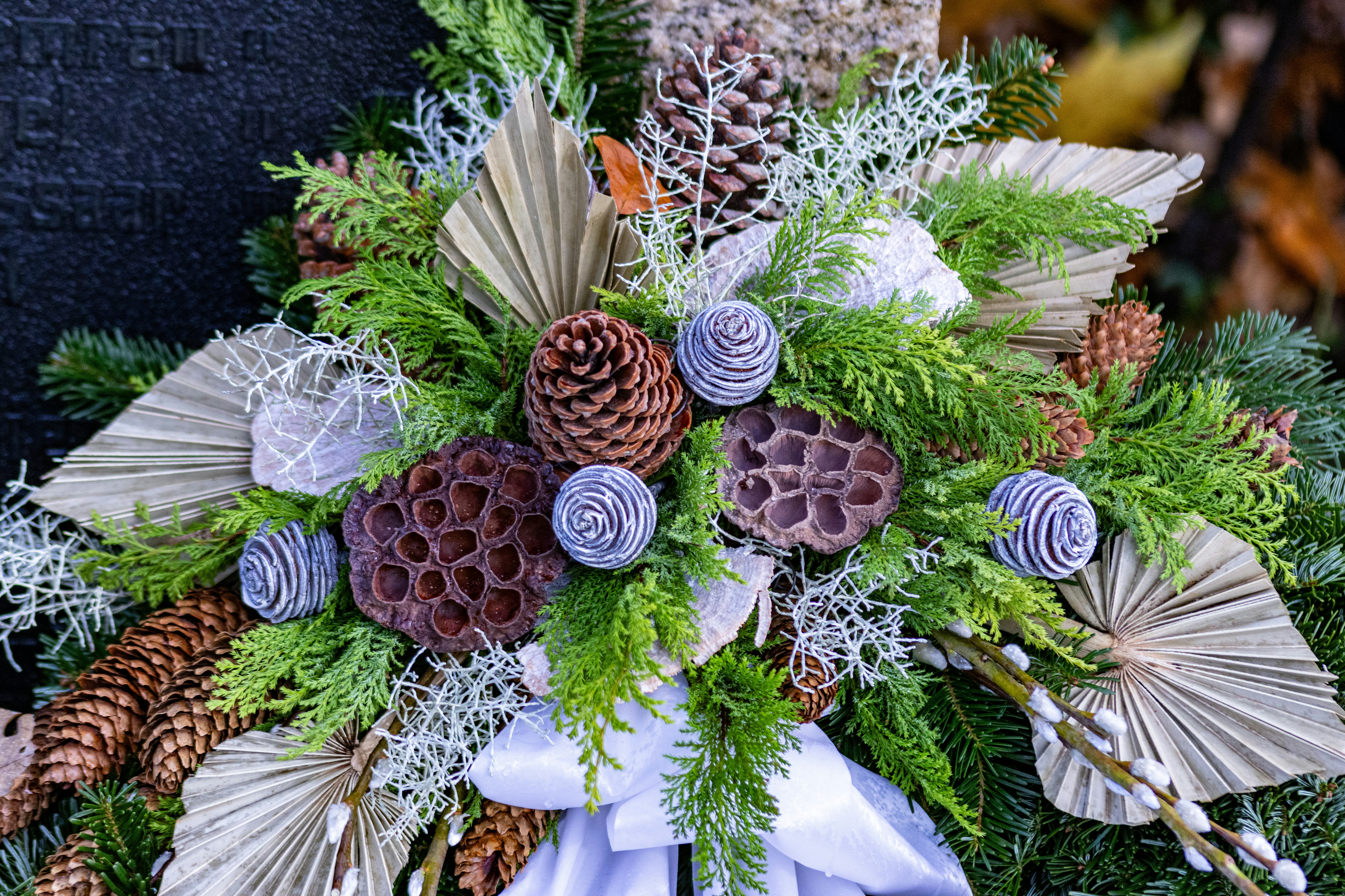 Ein Strauß aus Tannenzapfen und Tannenzapfen