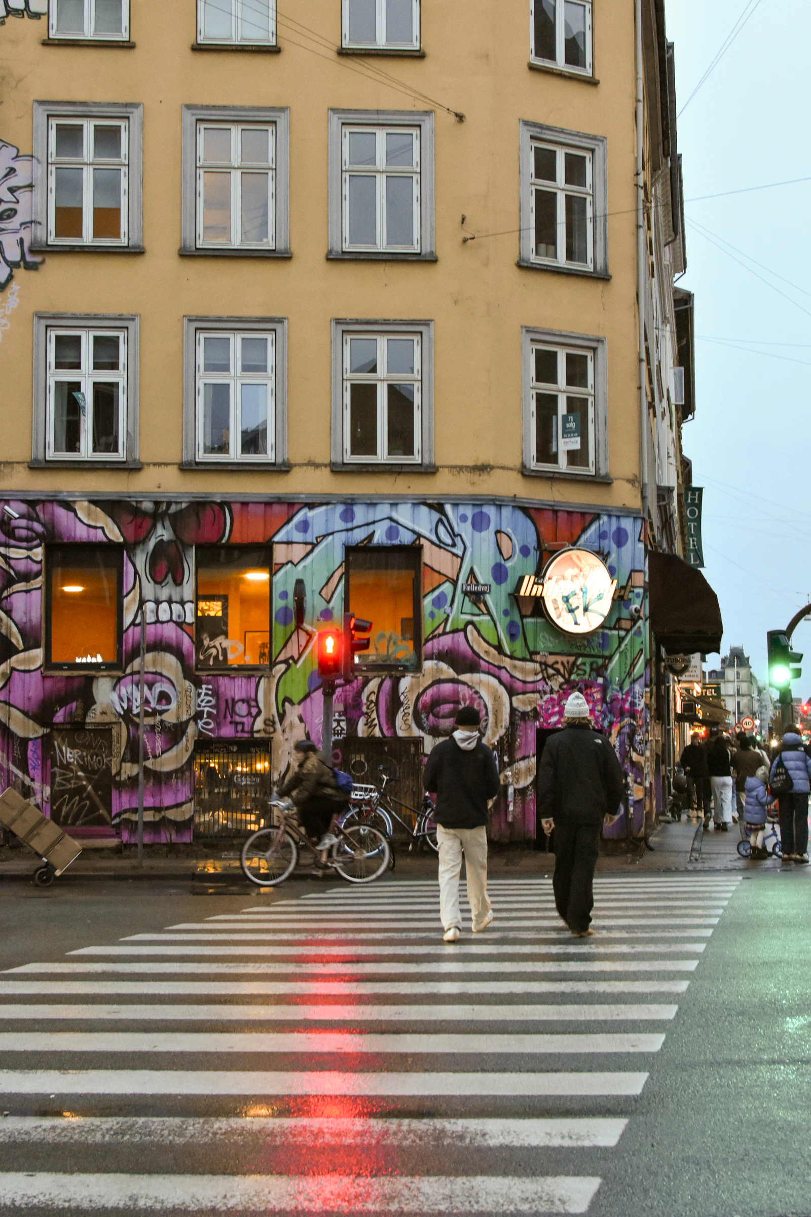 Urban vegg dekorert med graffiti og gatekunst