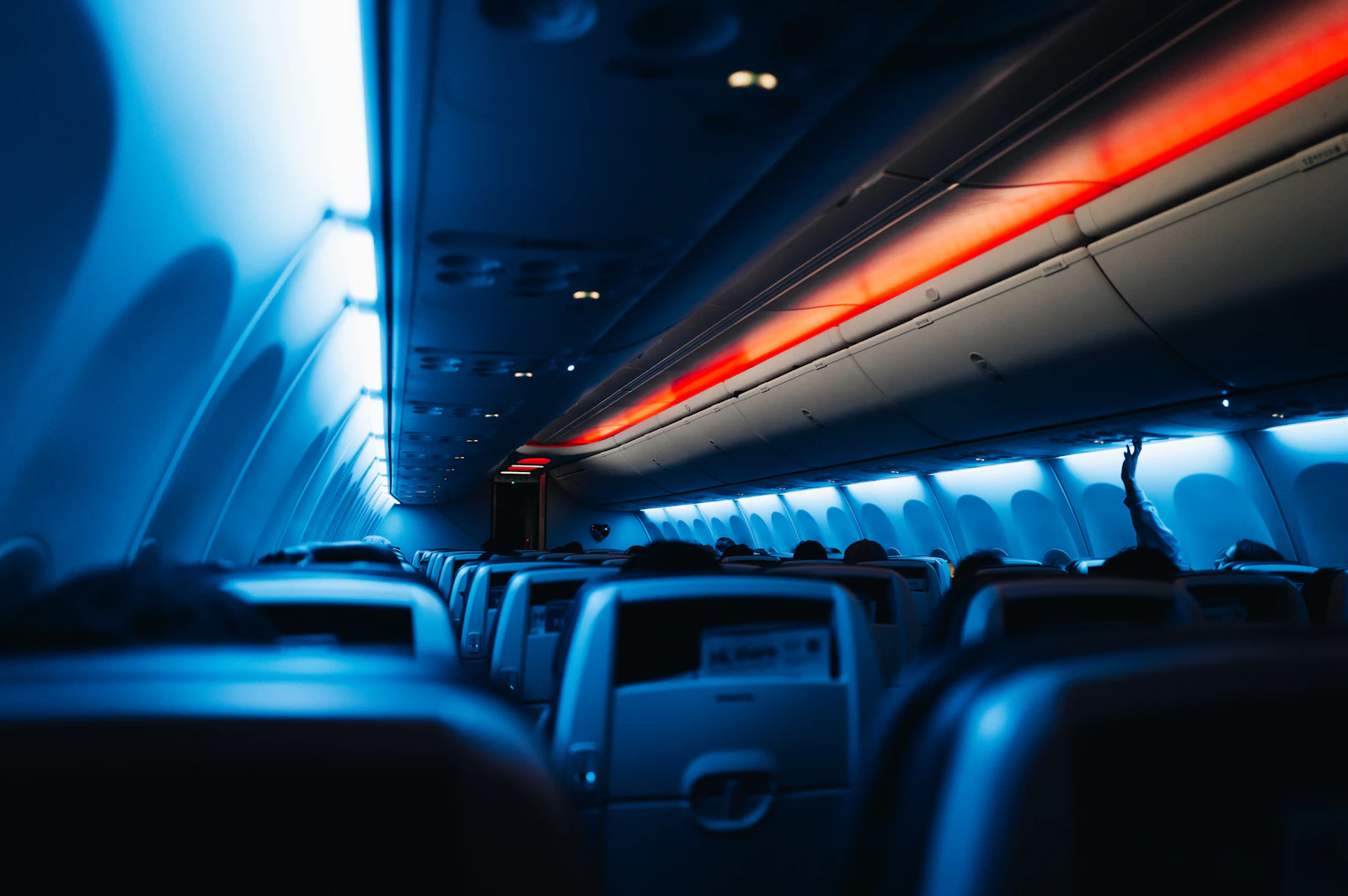 Innenraum einer Flugzeugkabine mit eingeschalteter Deckenbeleuchtung
