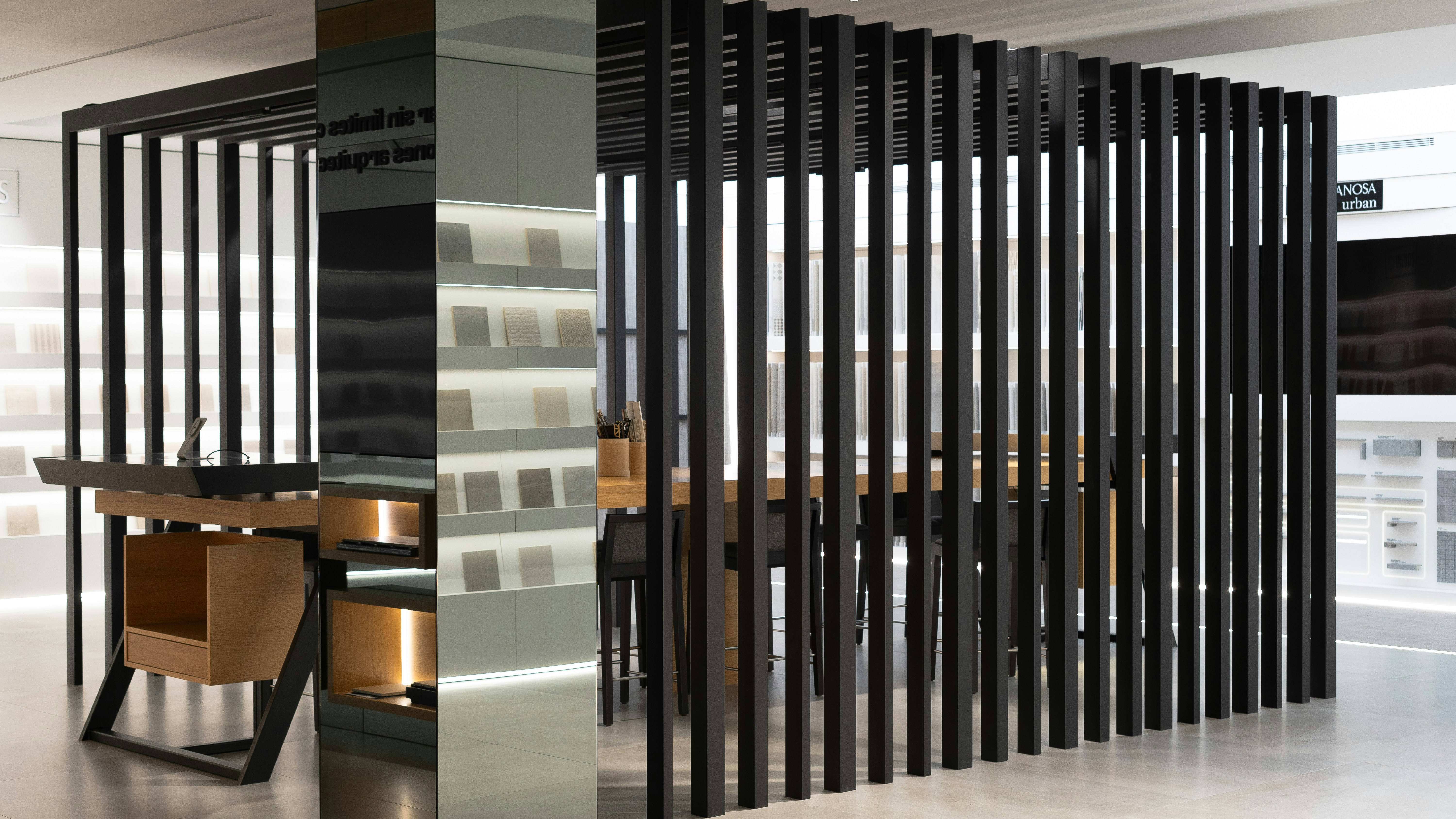 Ein Raum, auf dem ein Haufen Metallstangen stehen