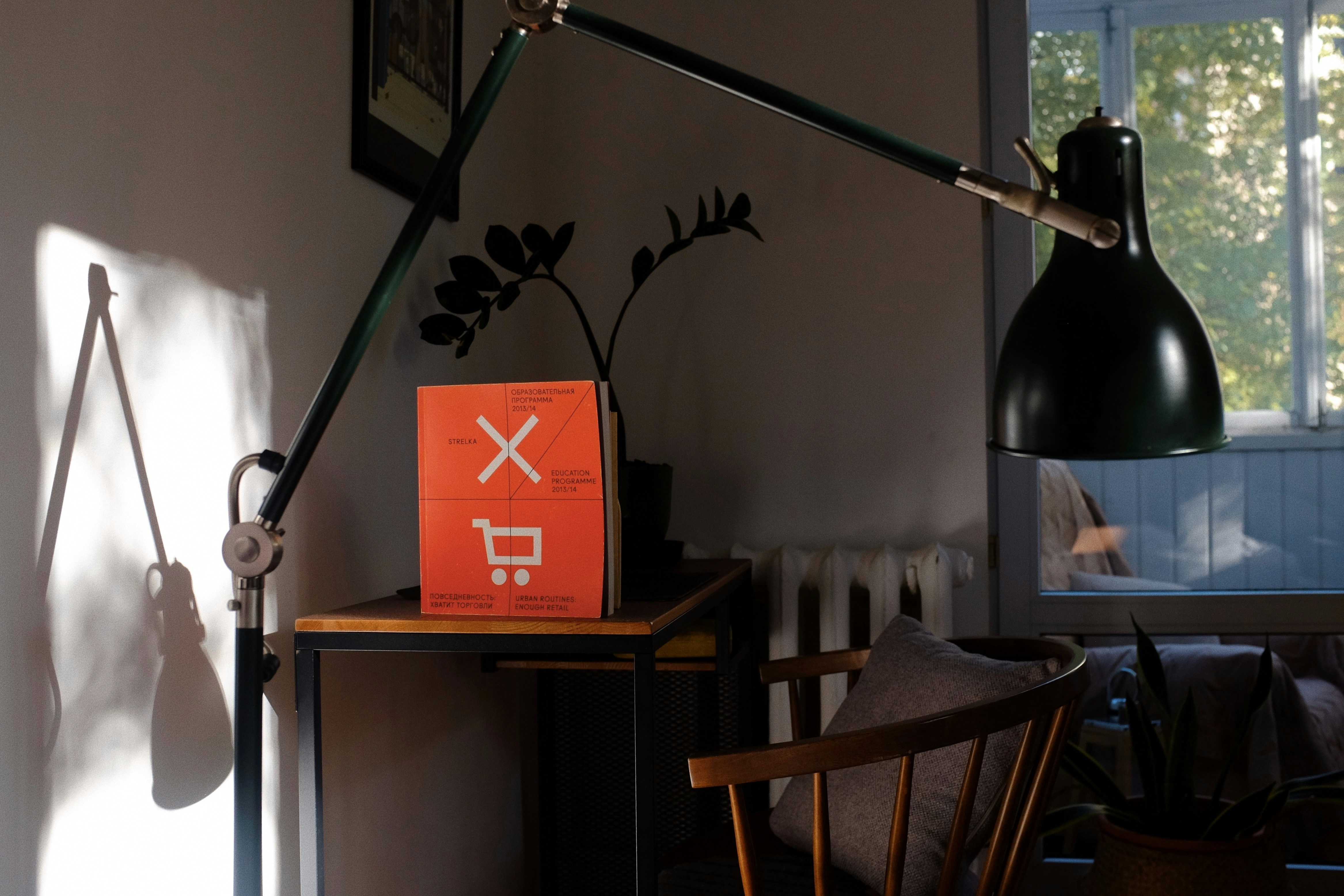 朝の日差しが差し込むワークスペース