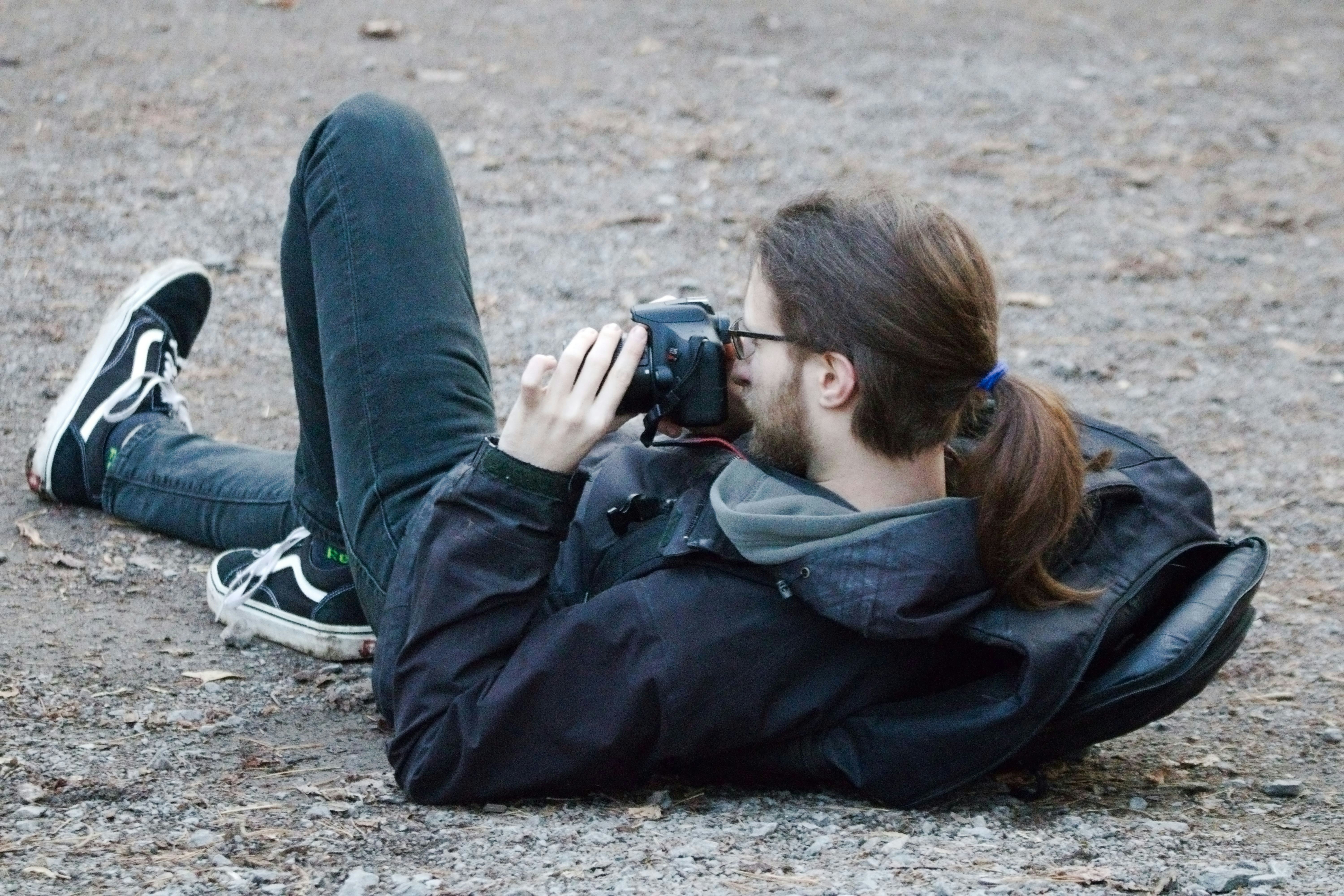 어색하지 않은 감성 포즈 만들기 위한 손 위치 - A person laying on the ground with a camera