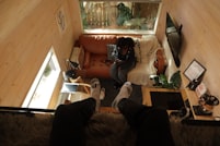 Persona disfrutando de su tiempo libre mientras genera dinero con su movil