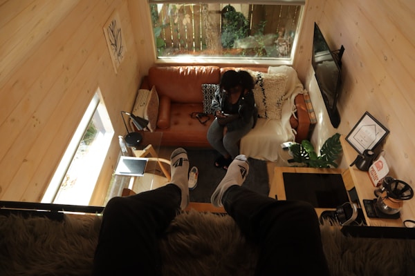 Persona disfrutando del verano en Espana mientras genera ingresos extra con su movil 2026