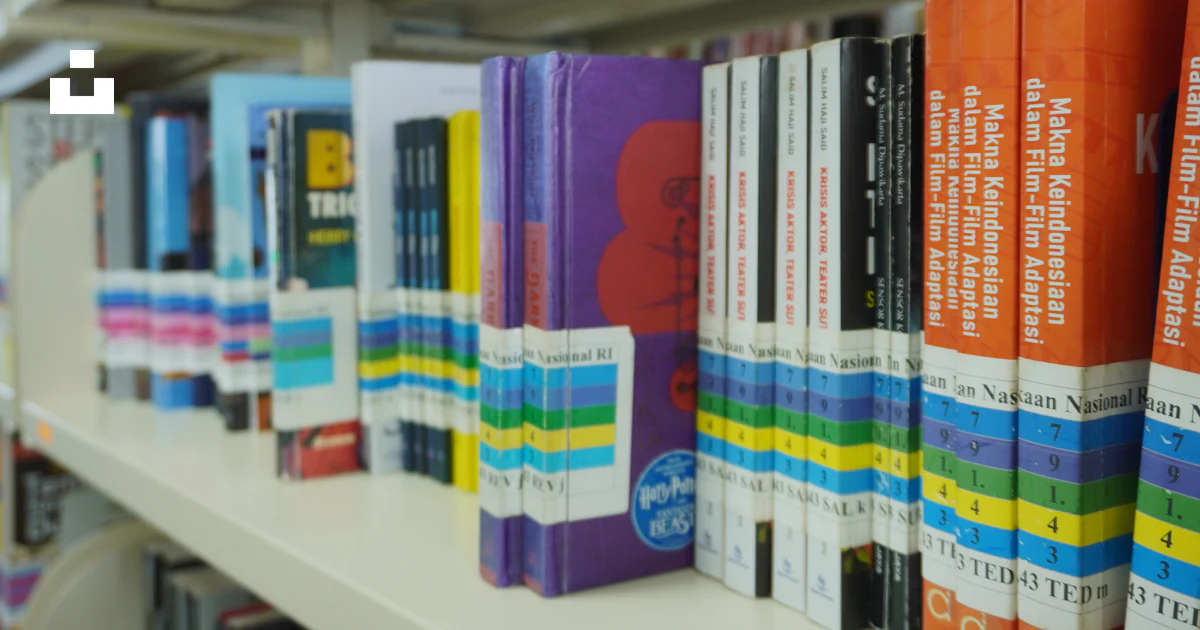 A row of books on a shelf in a library photo – Free Book Image on Unsplash