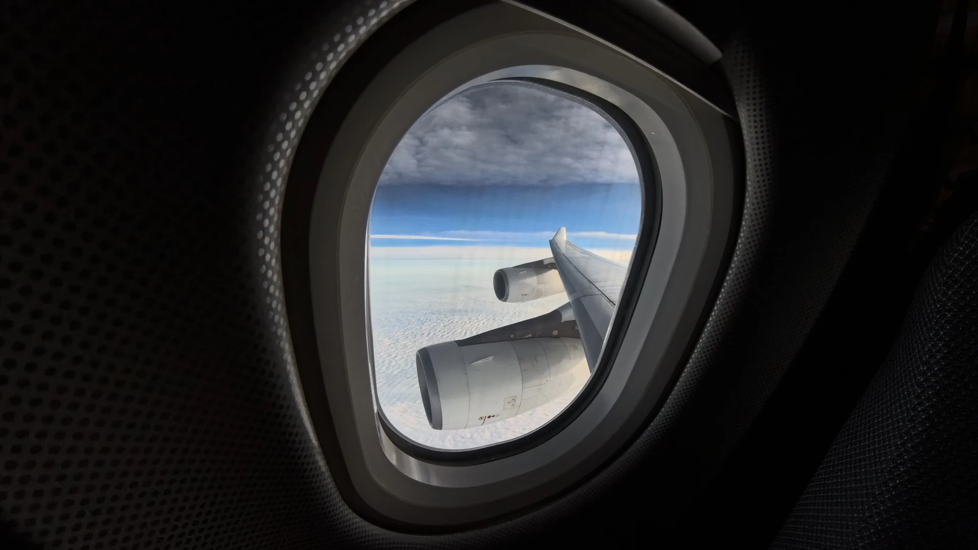 Vista da asa de um avião pela janela, céu aberto