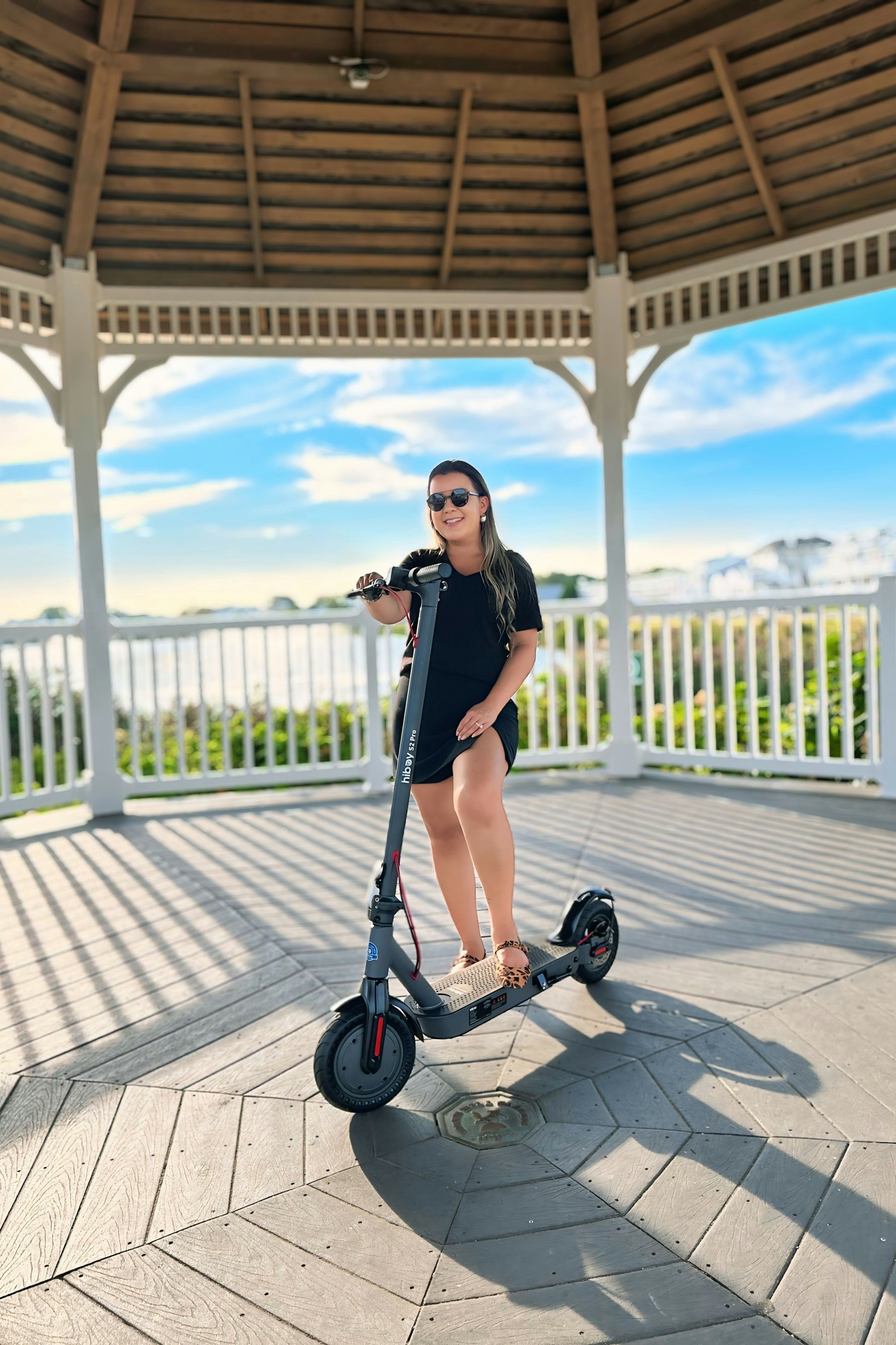 um, mulher, ficar, ligado, um, scooter, frente, um, gazebo