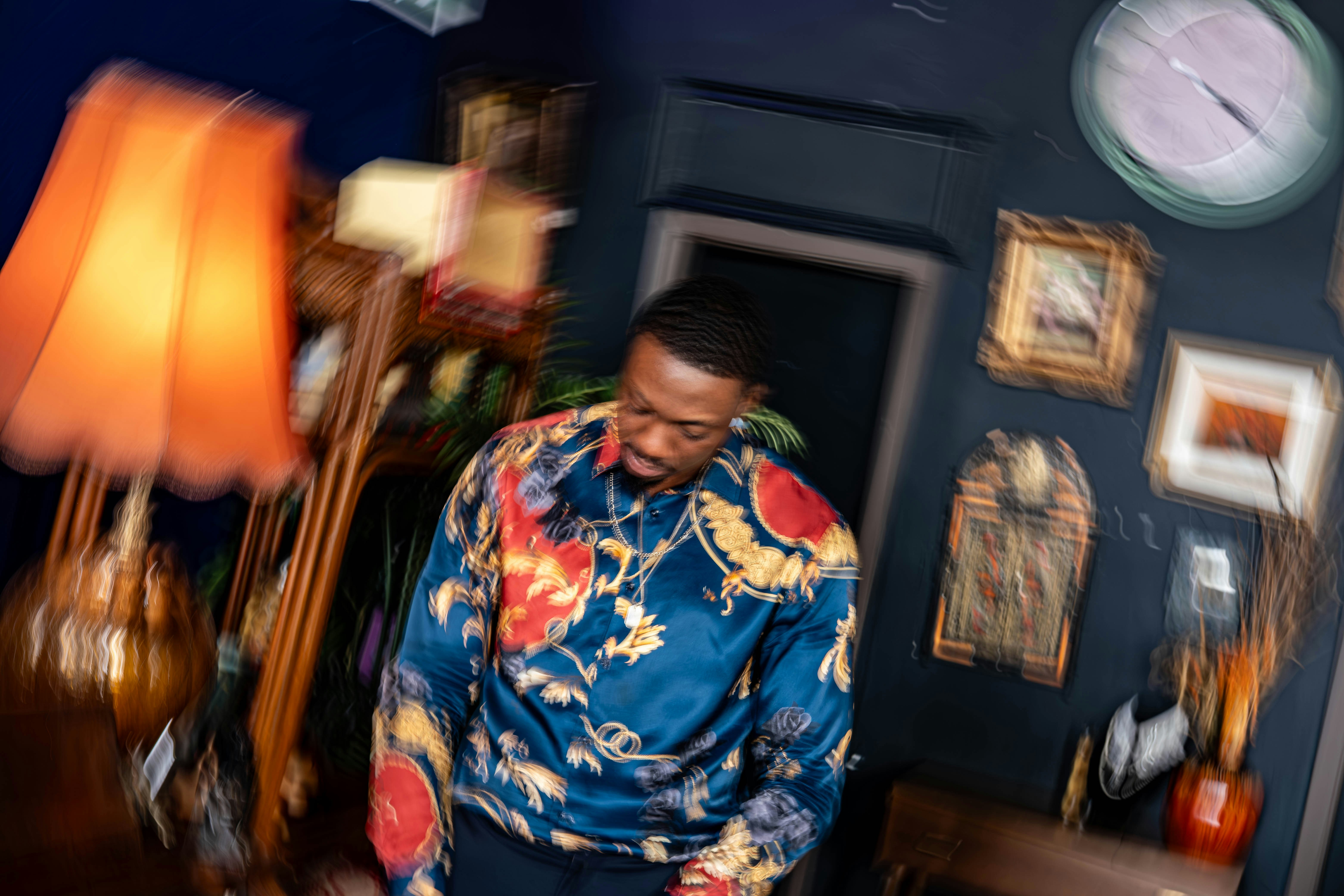 Ein Mann steht in einem Wohnzimmer neben einer Lampe