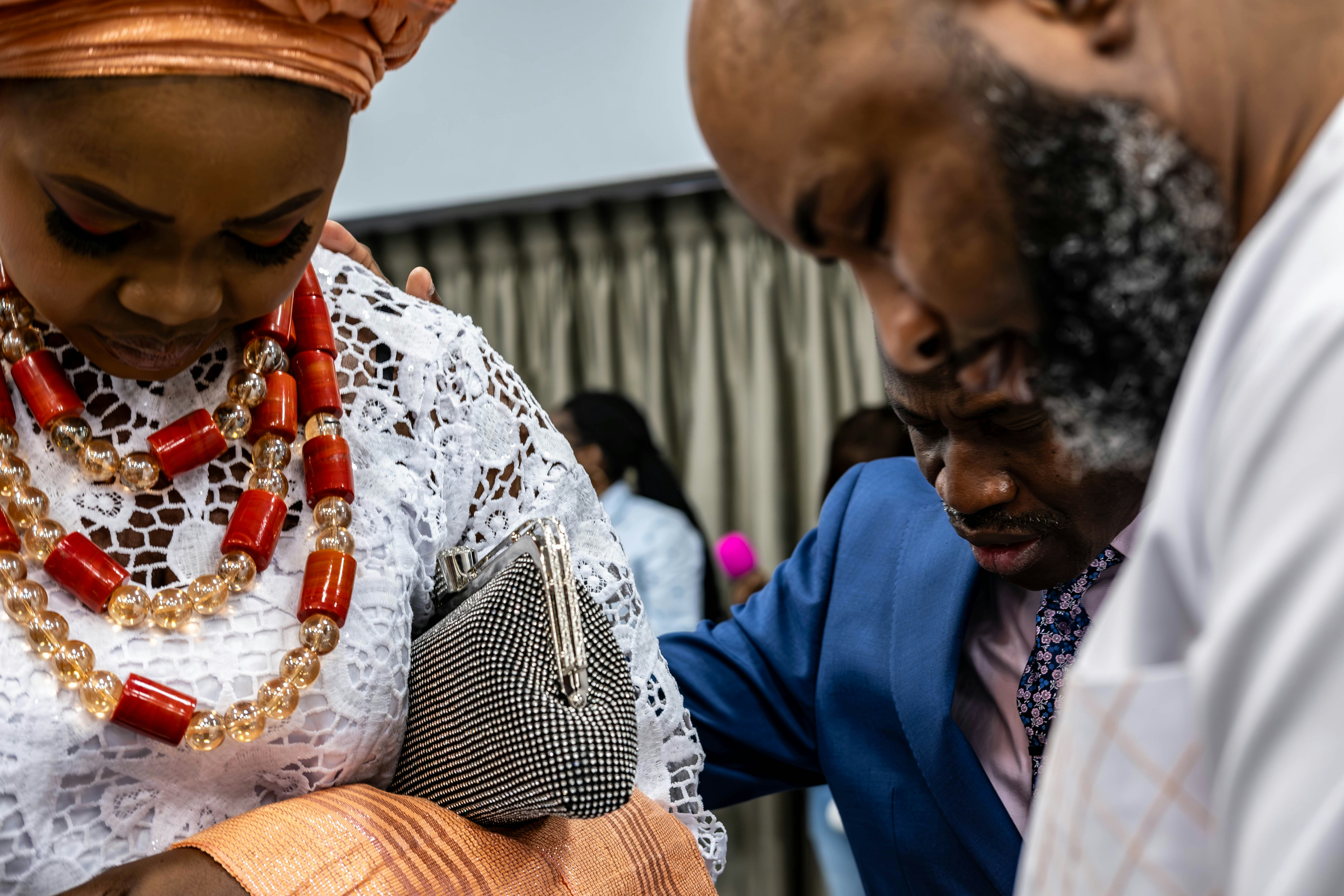 Ein paar Leute, die sich etwas anschauen