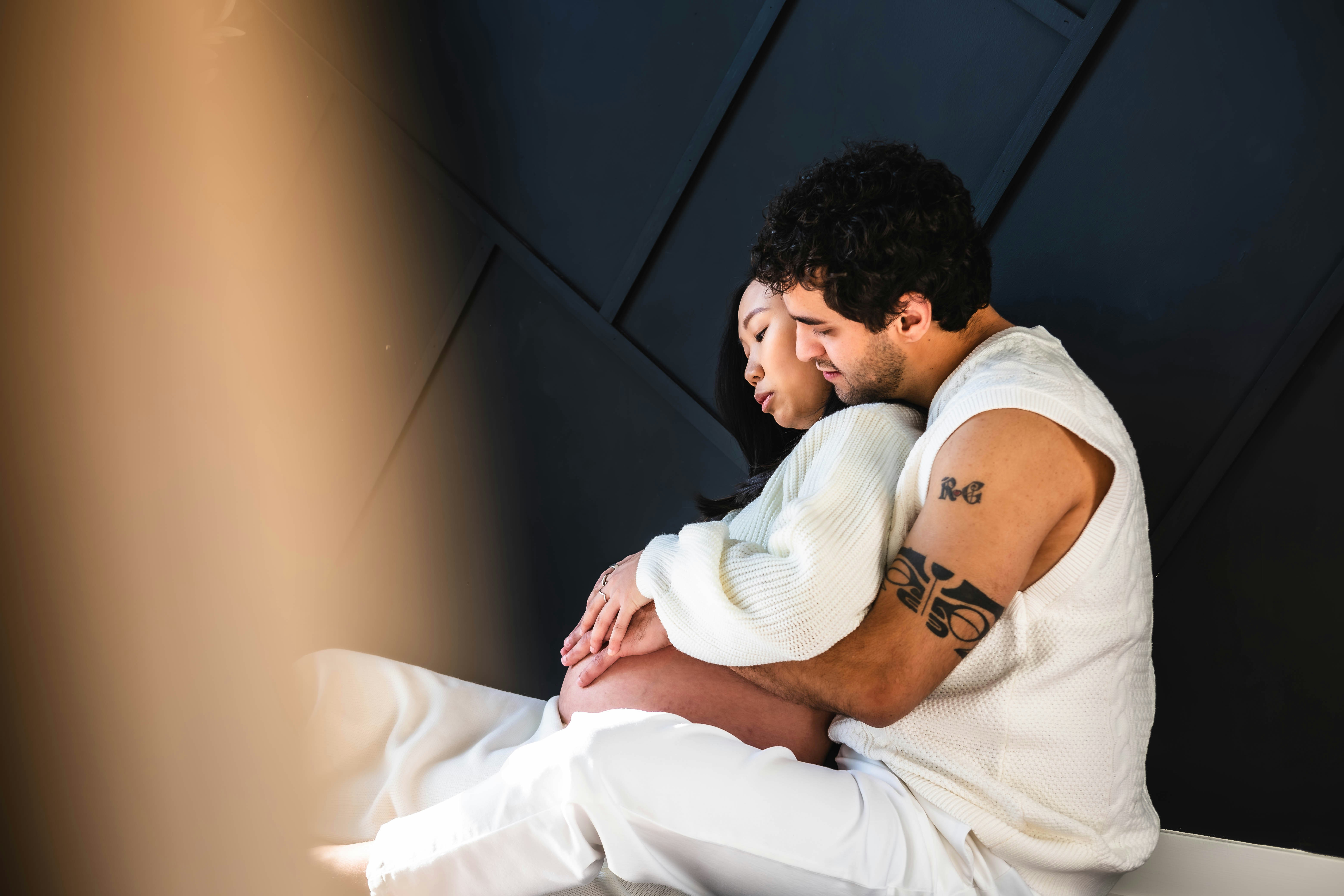 Ein Mann sitzt auf einer weißen Bank