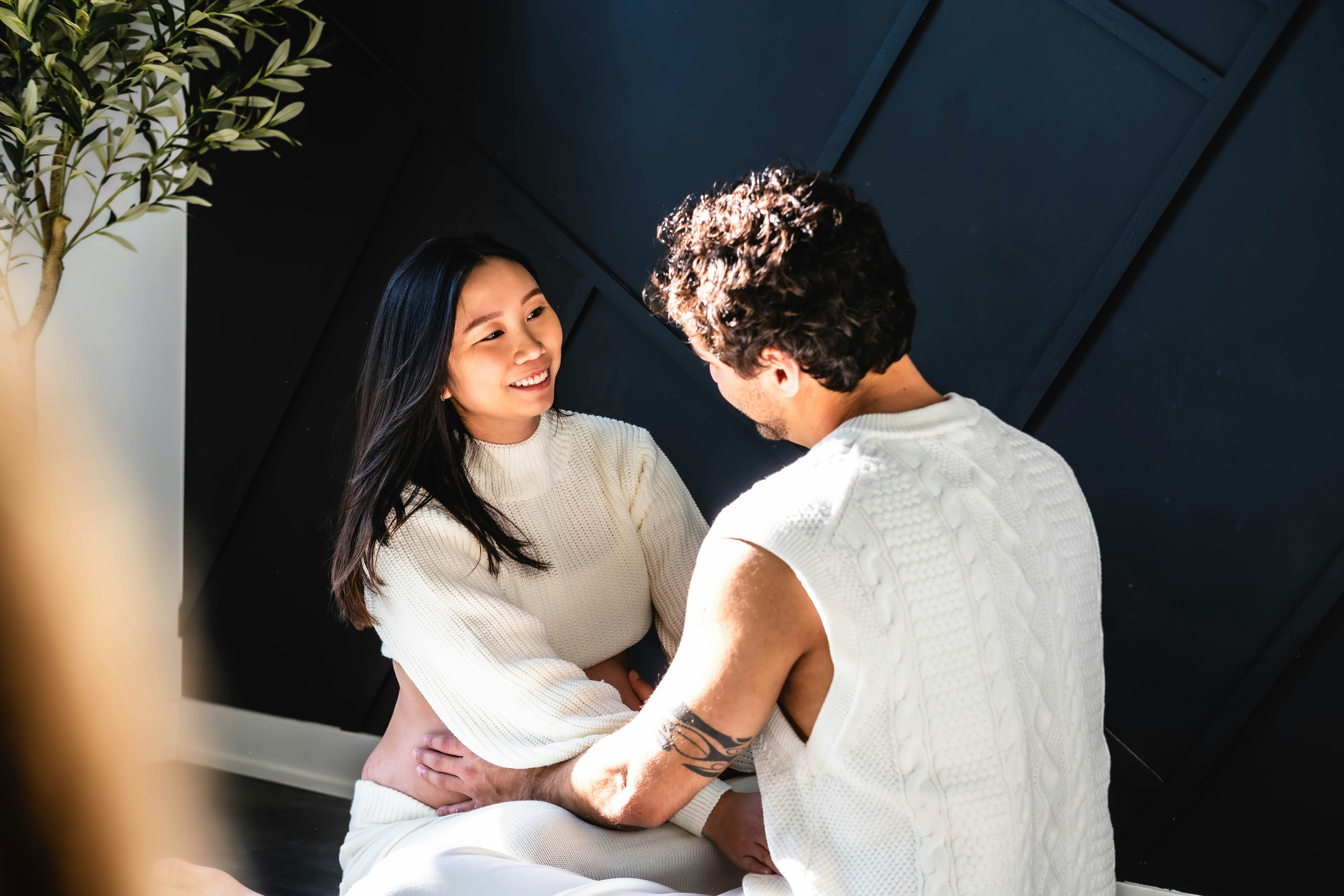 Ein Mann und eine Frau sitzen auf einer Bank