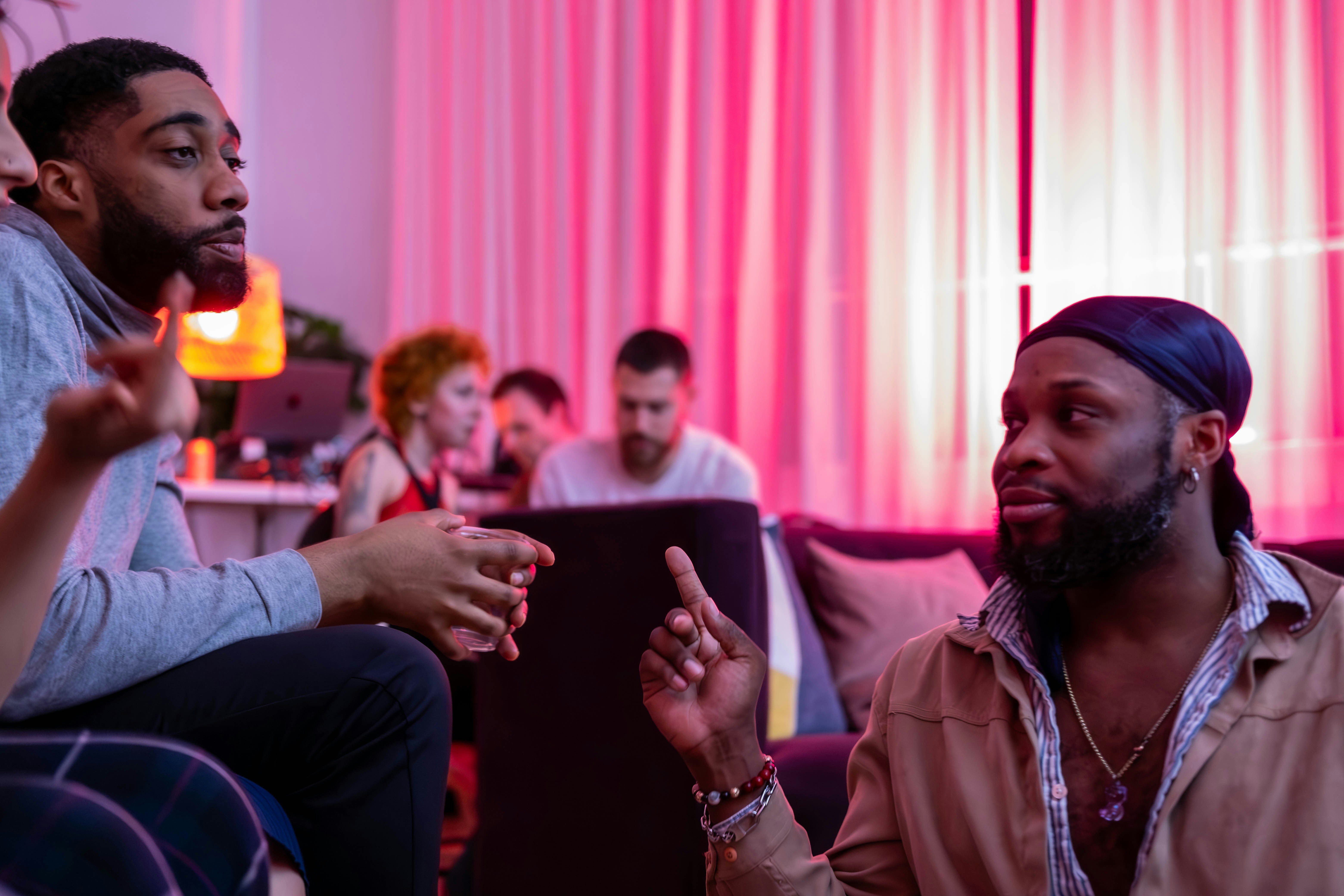 Eine Gruppe von Personen, die in einem Raum sitzen