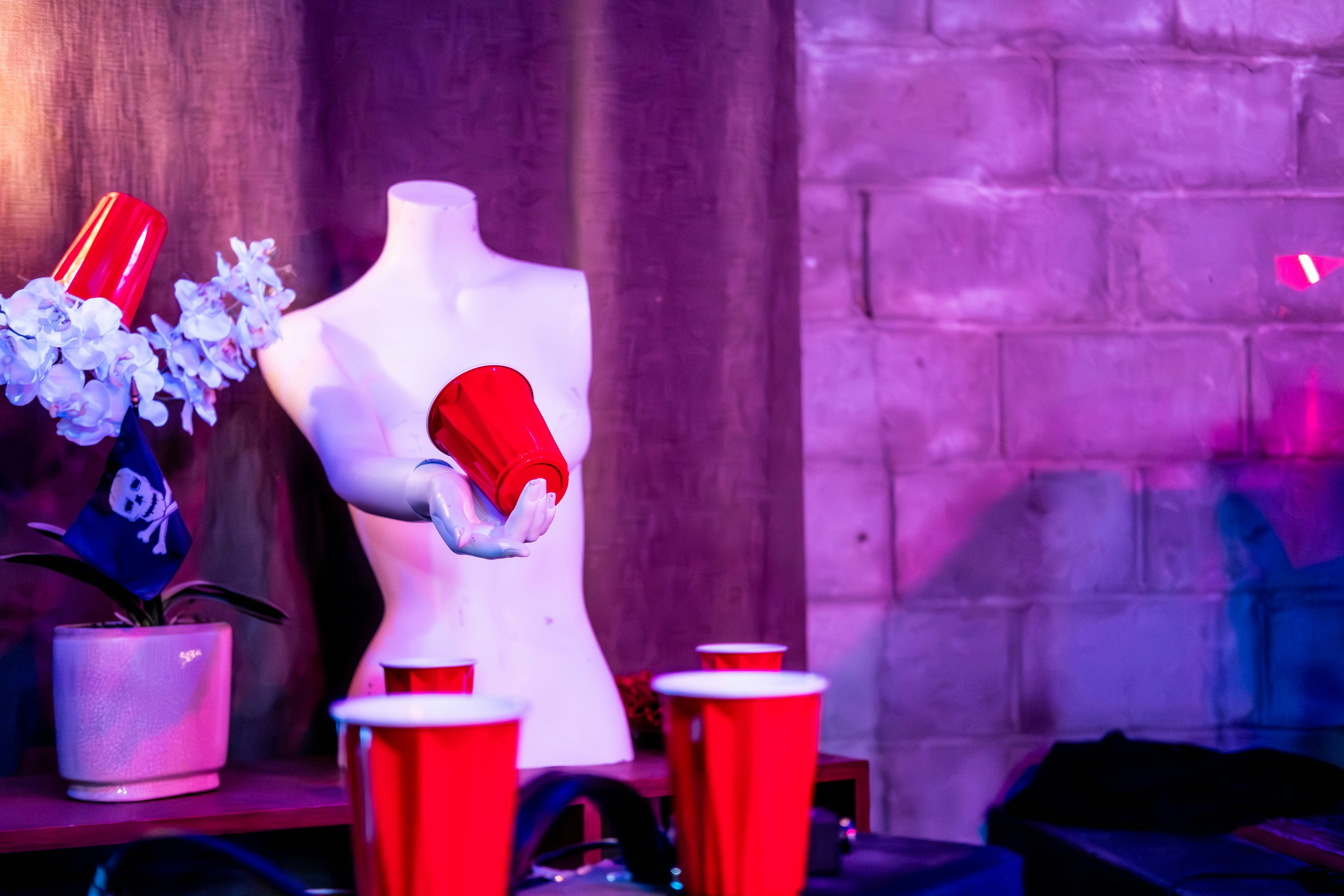 Eine Schaufensterpuppe mit rotem Hut und roten Körbchen