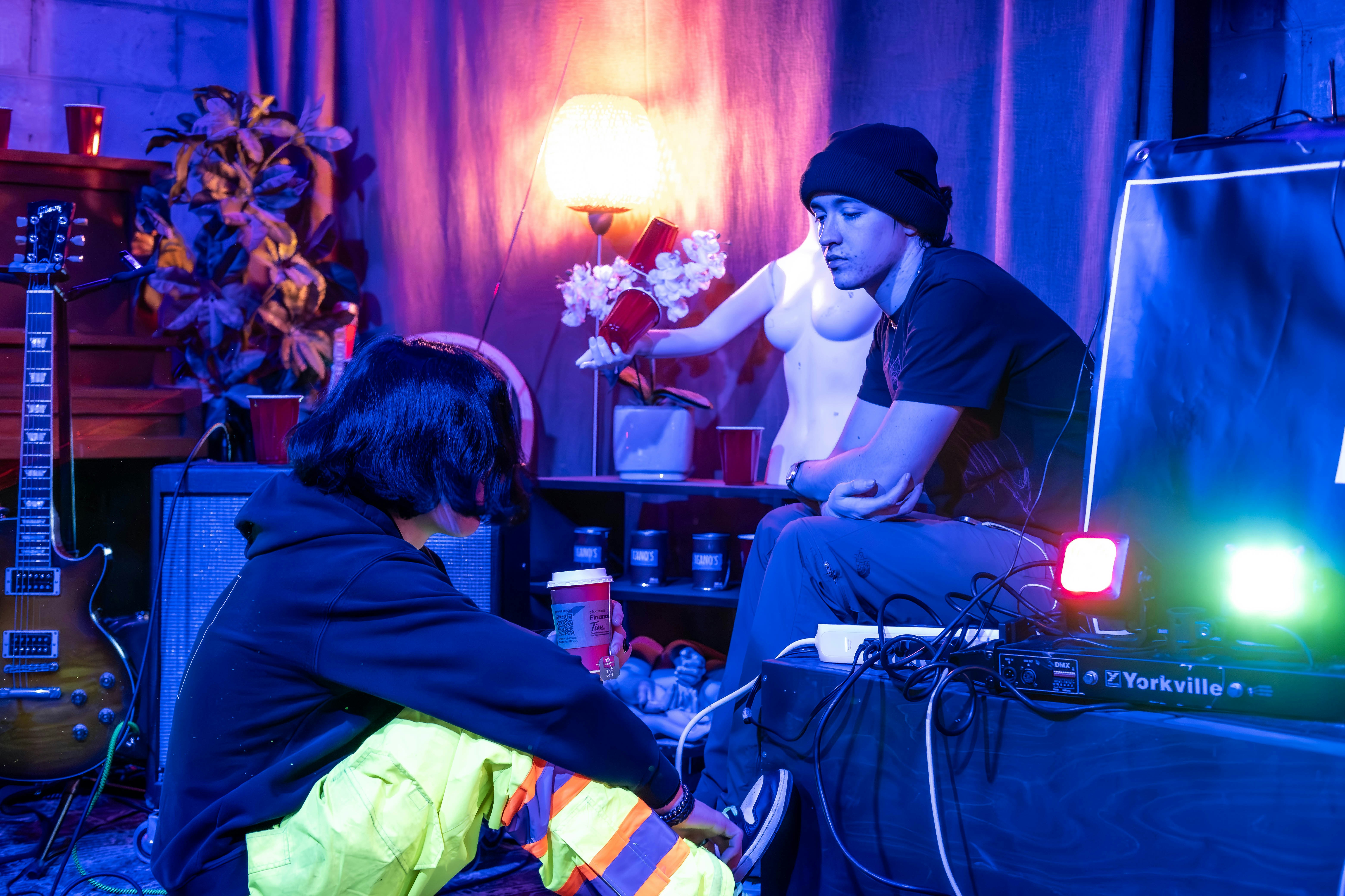 Eine Gruppe von Menschen, die in einem Raum sitzen