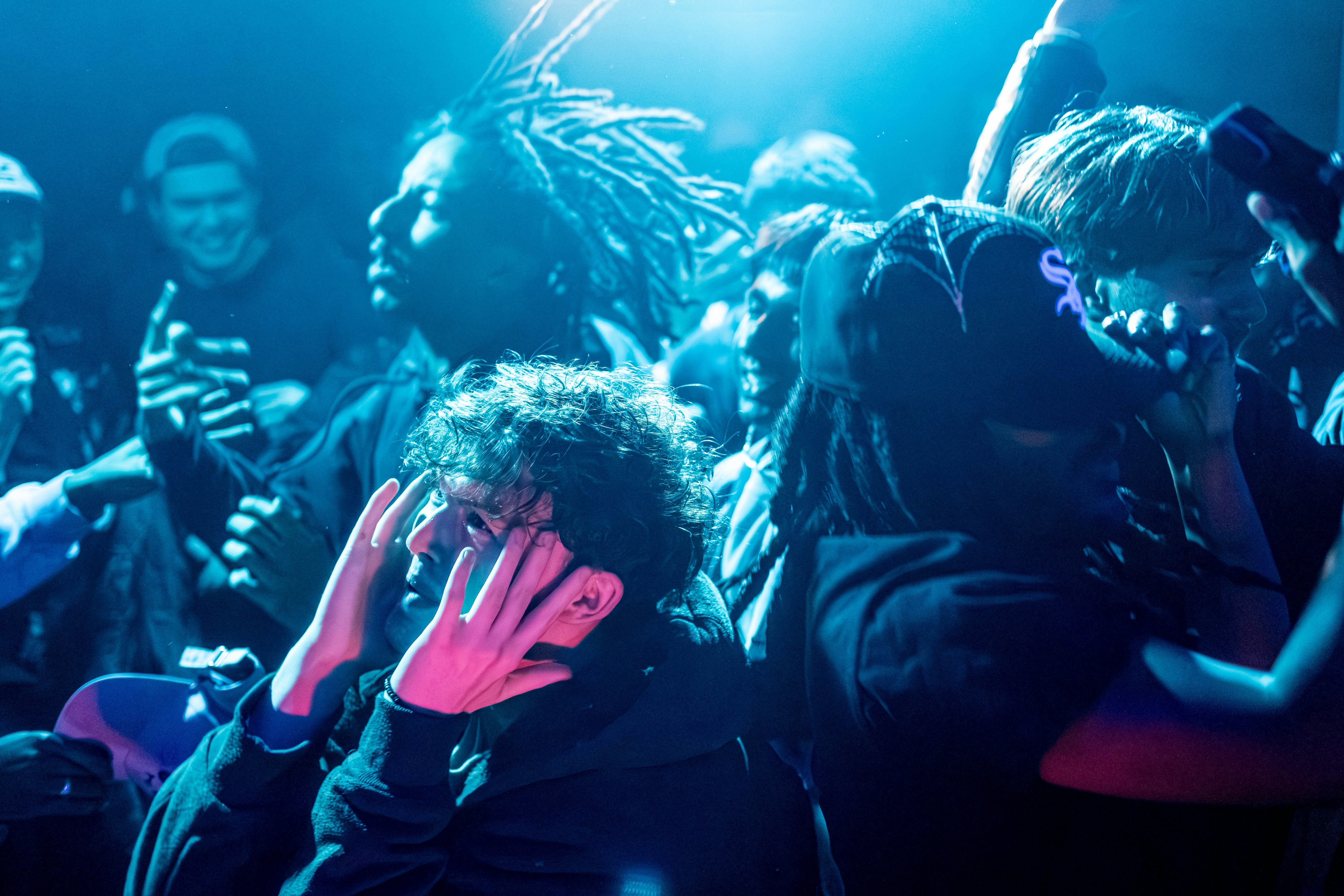 Eine Gruppe von Menschen, die umeinander stehen