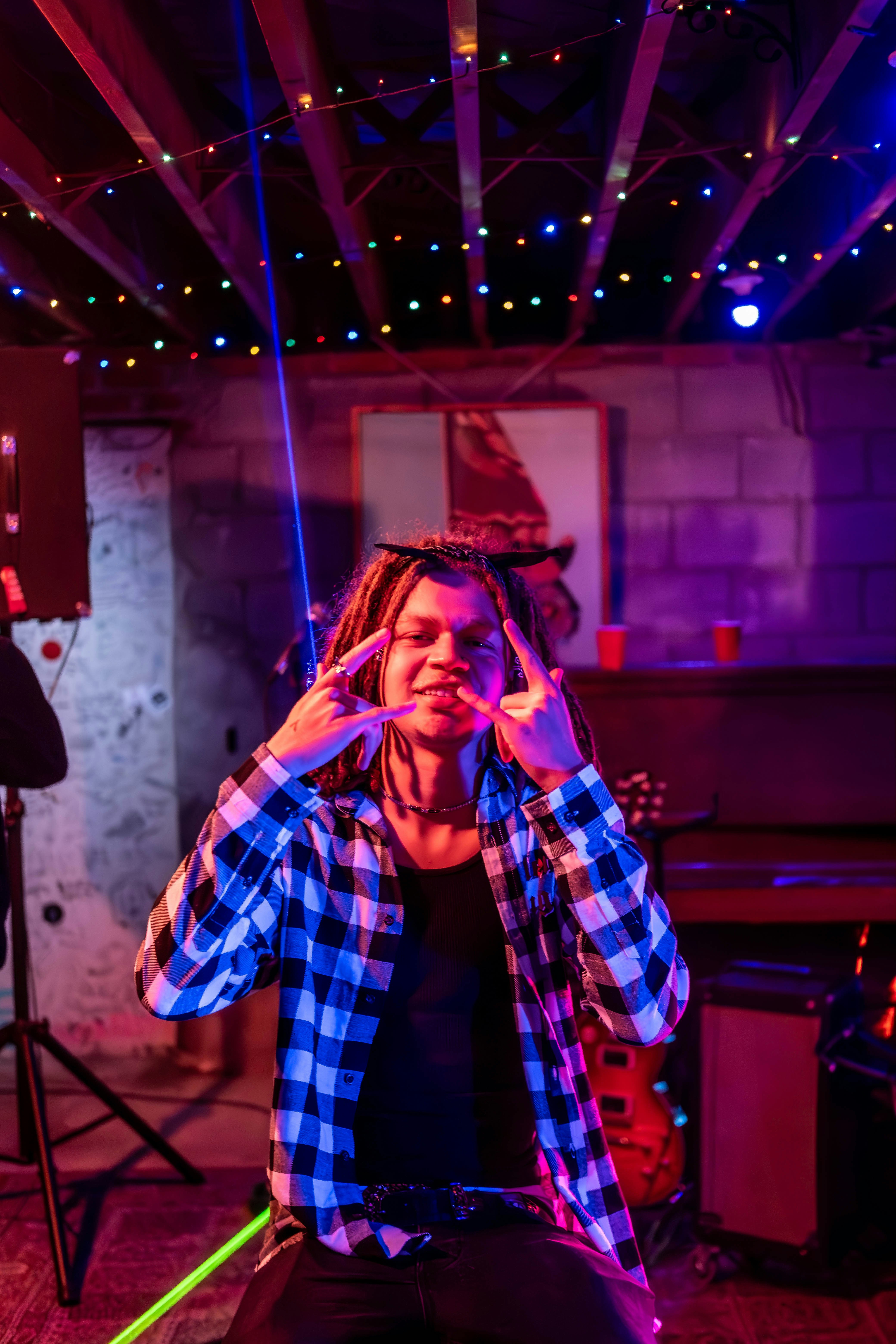 Eine Frau, die ein Mikrofon vor ihr Gesicht hält