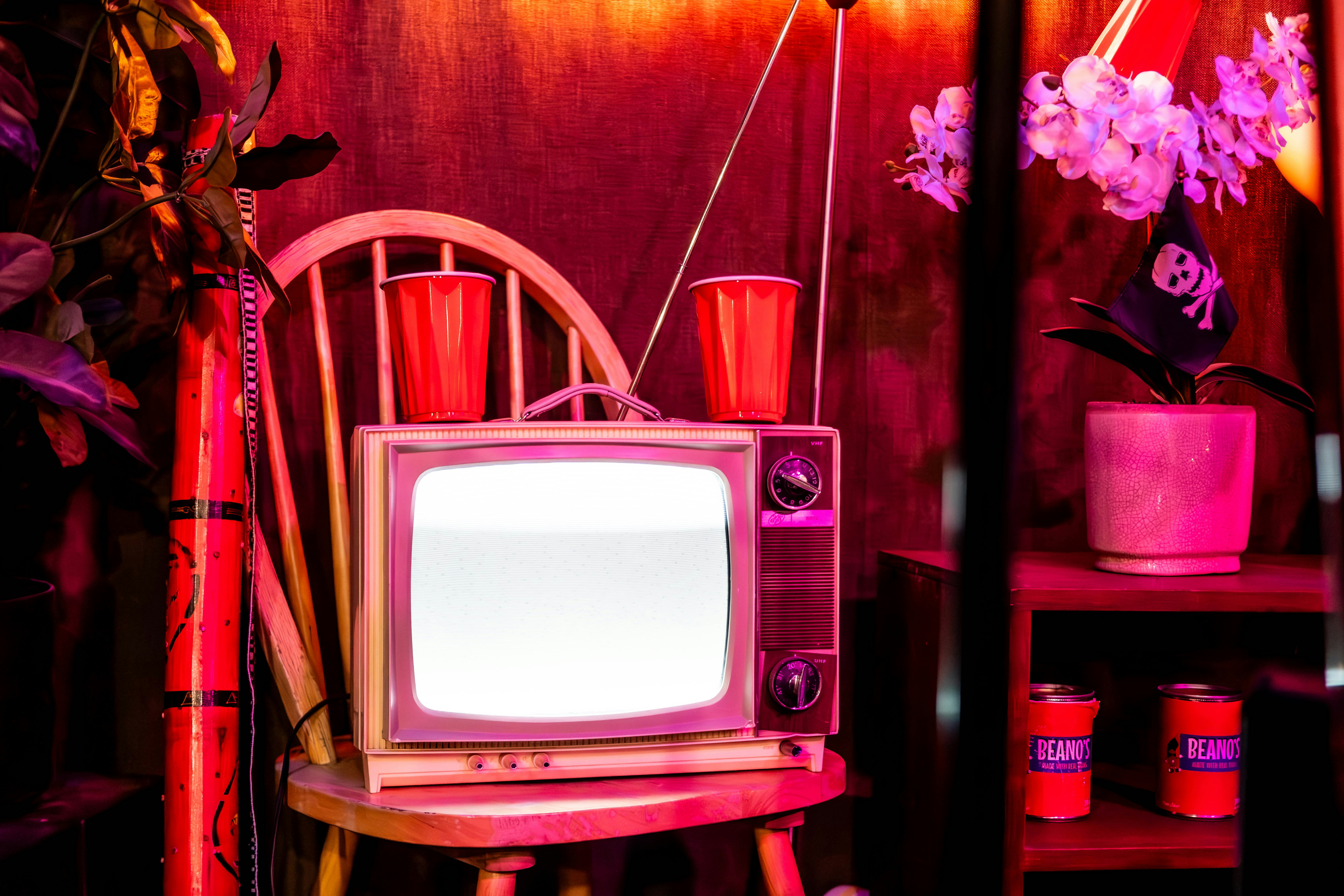 7 Behind-the-Scenes Secrets of Late-Night Talk Show Monologues – A television set sitting on top of a wooden stand