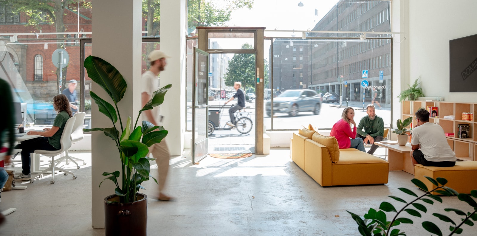 Ljus coworkingmiljö i skandinavisk stil