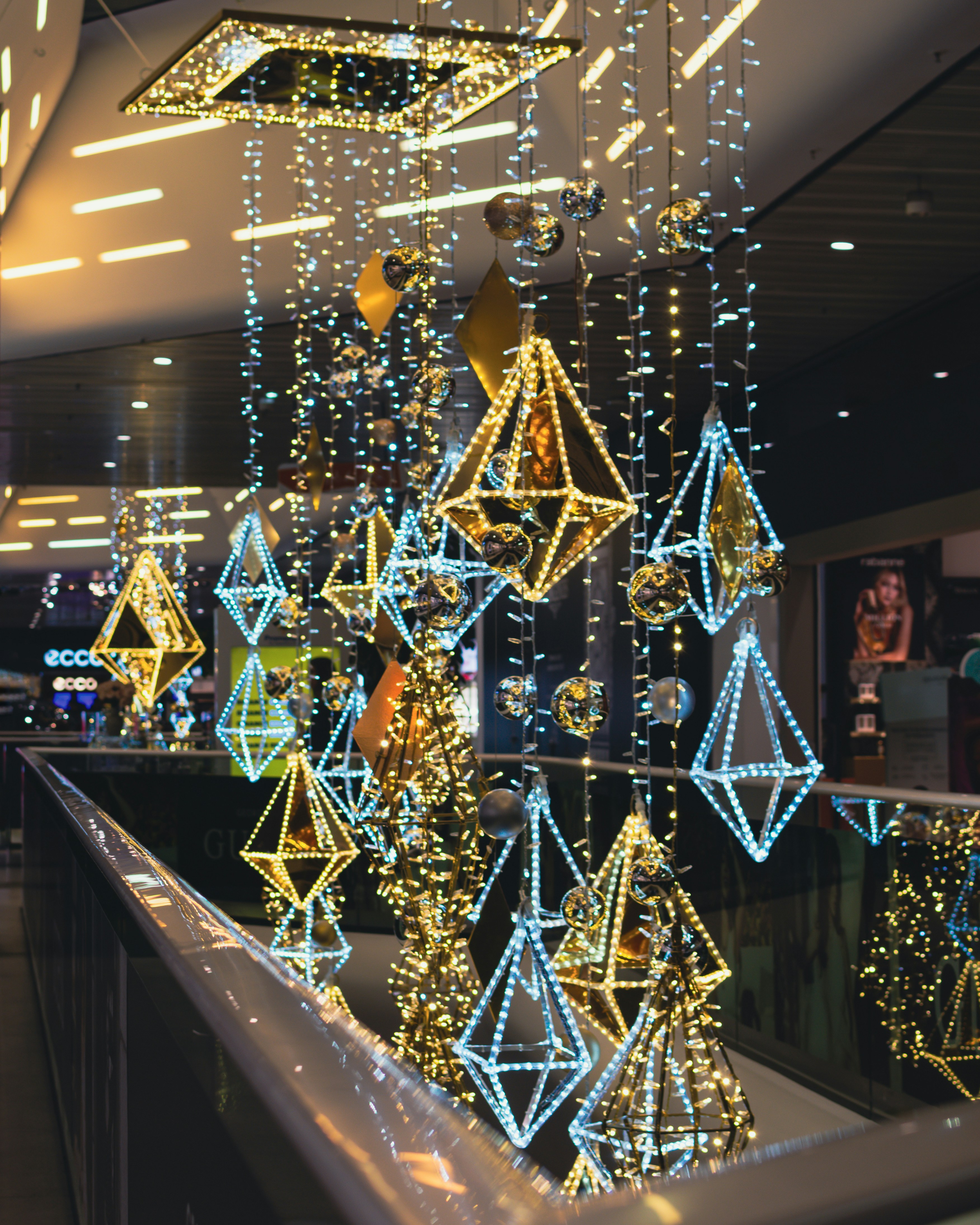 Un montón de luces que cuelgan del techo