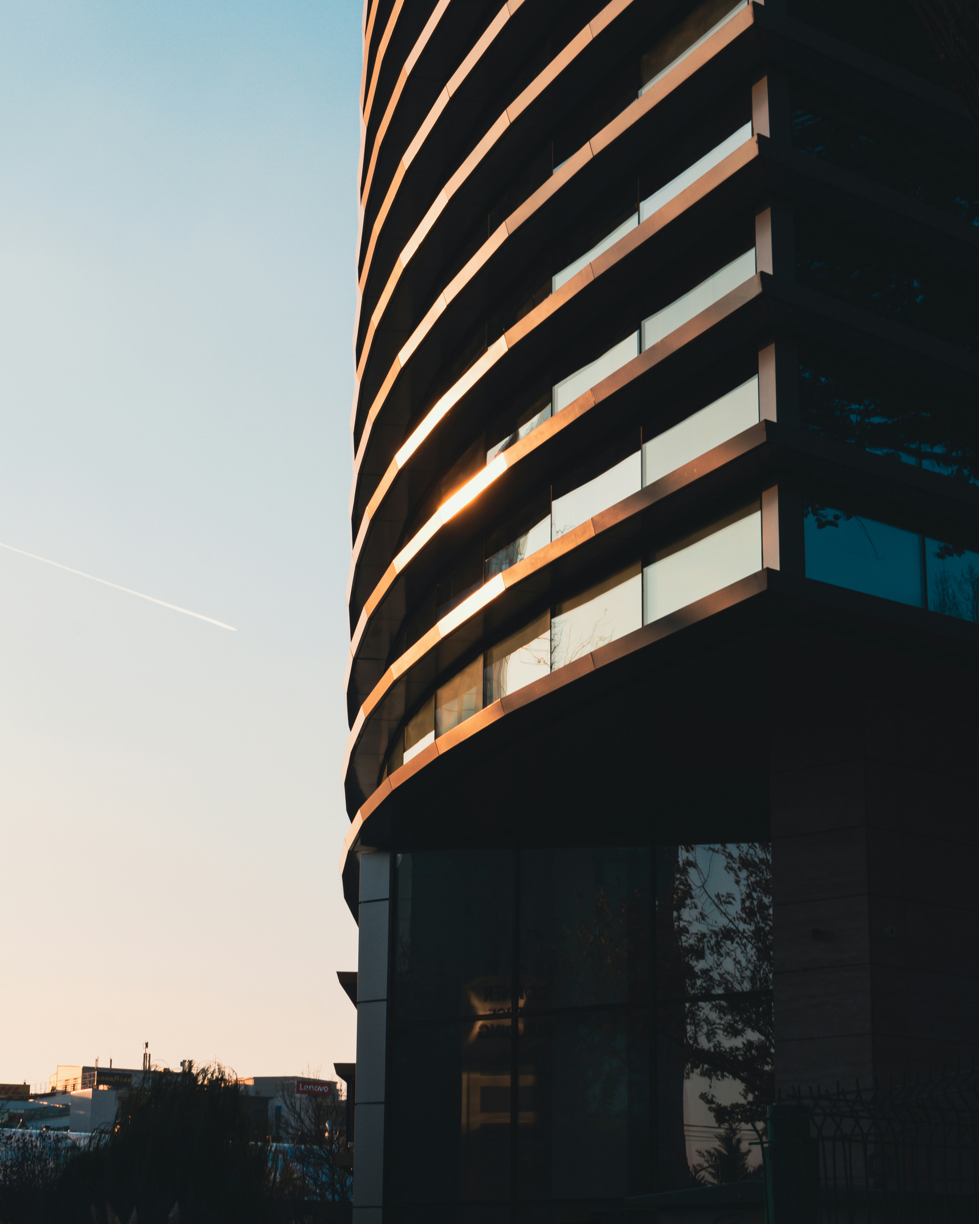 Un edificio alto sentado al lado de un edificio alto