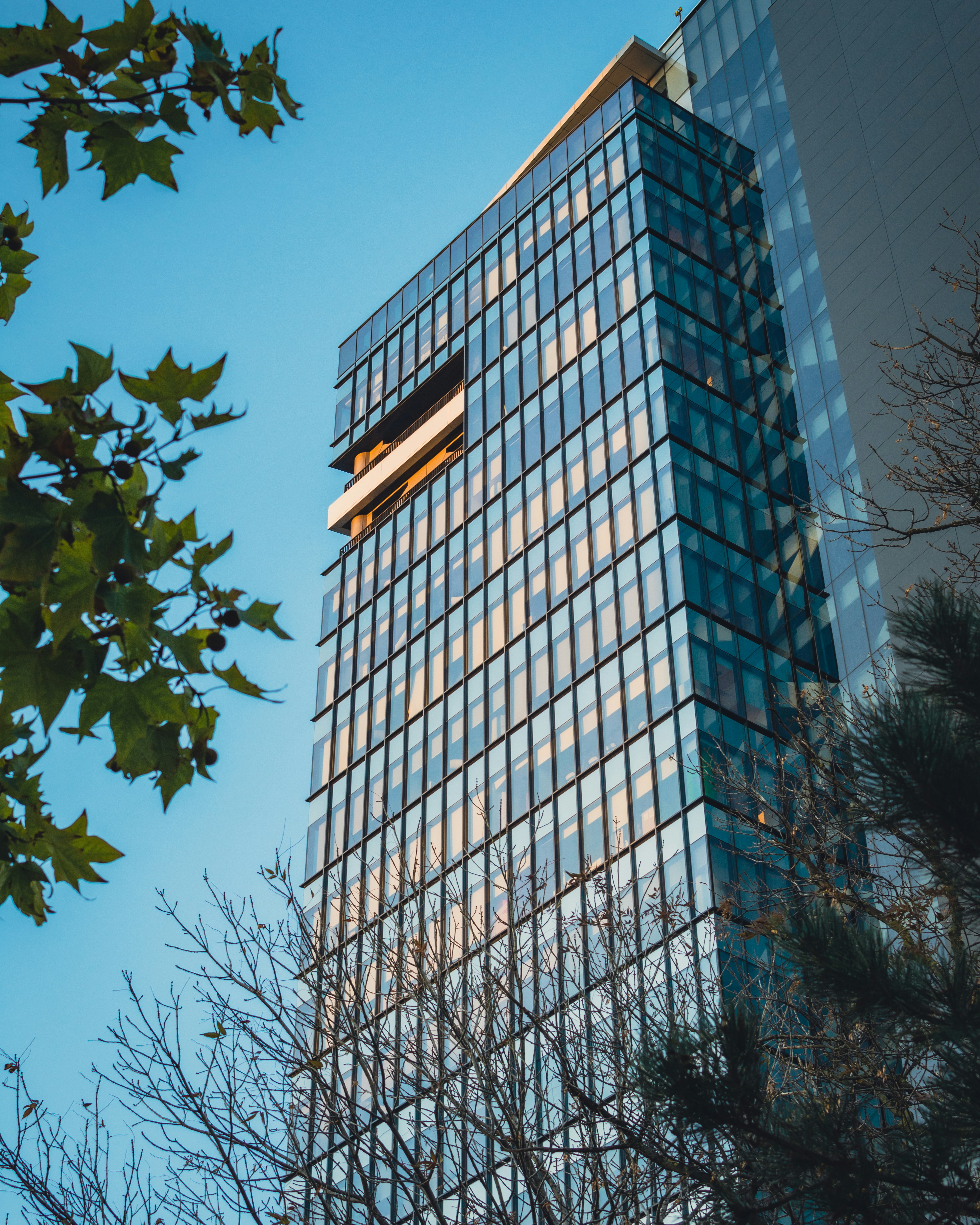 Un edificio muy alto con muchas ventanas