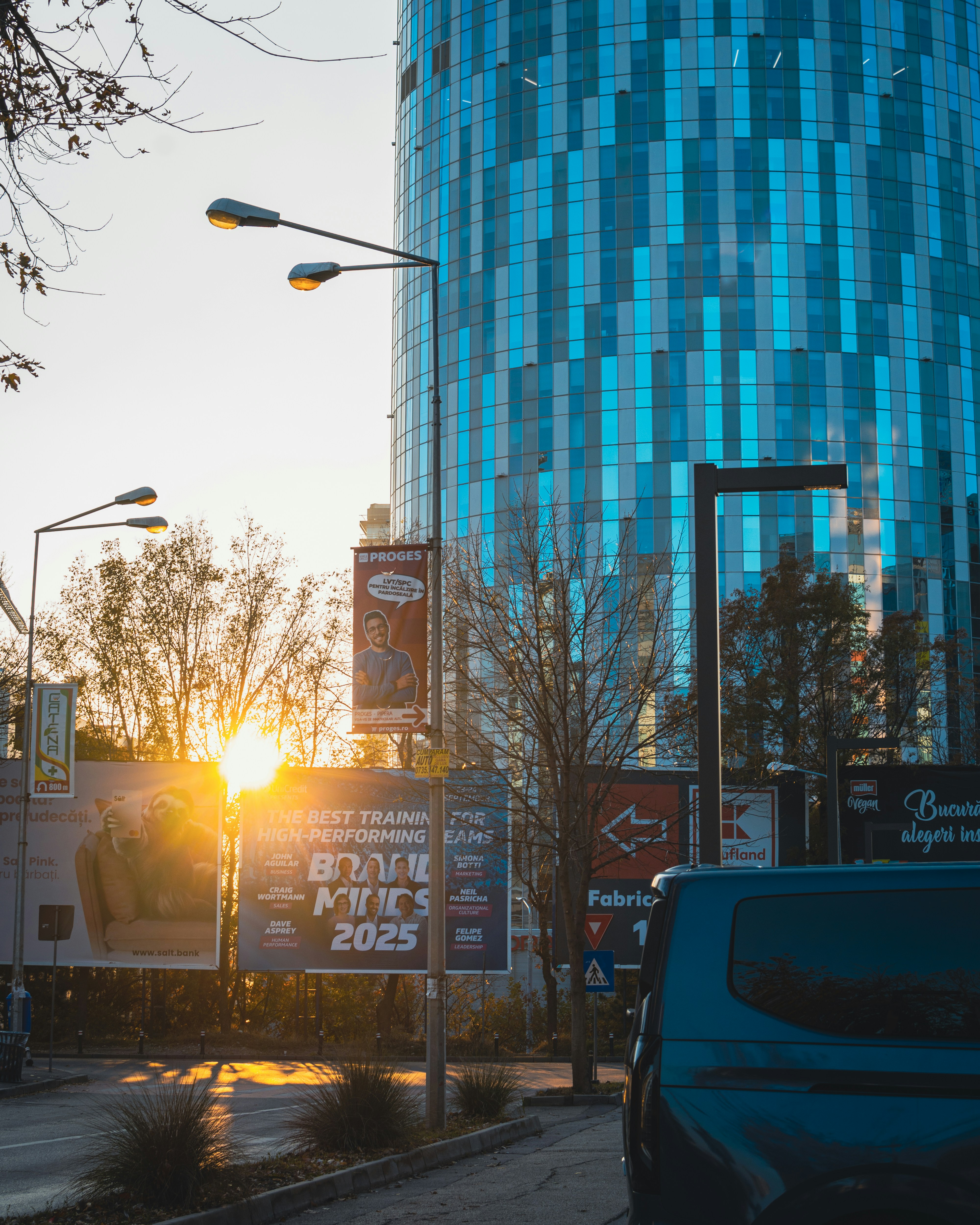 Una calle de la ciudad con un edificio azul al fondo