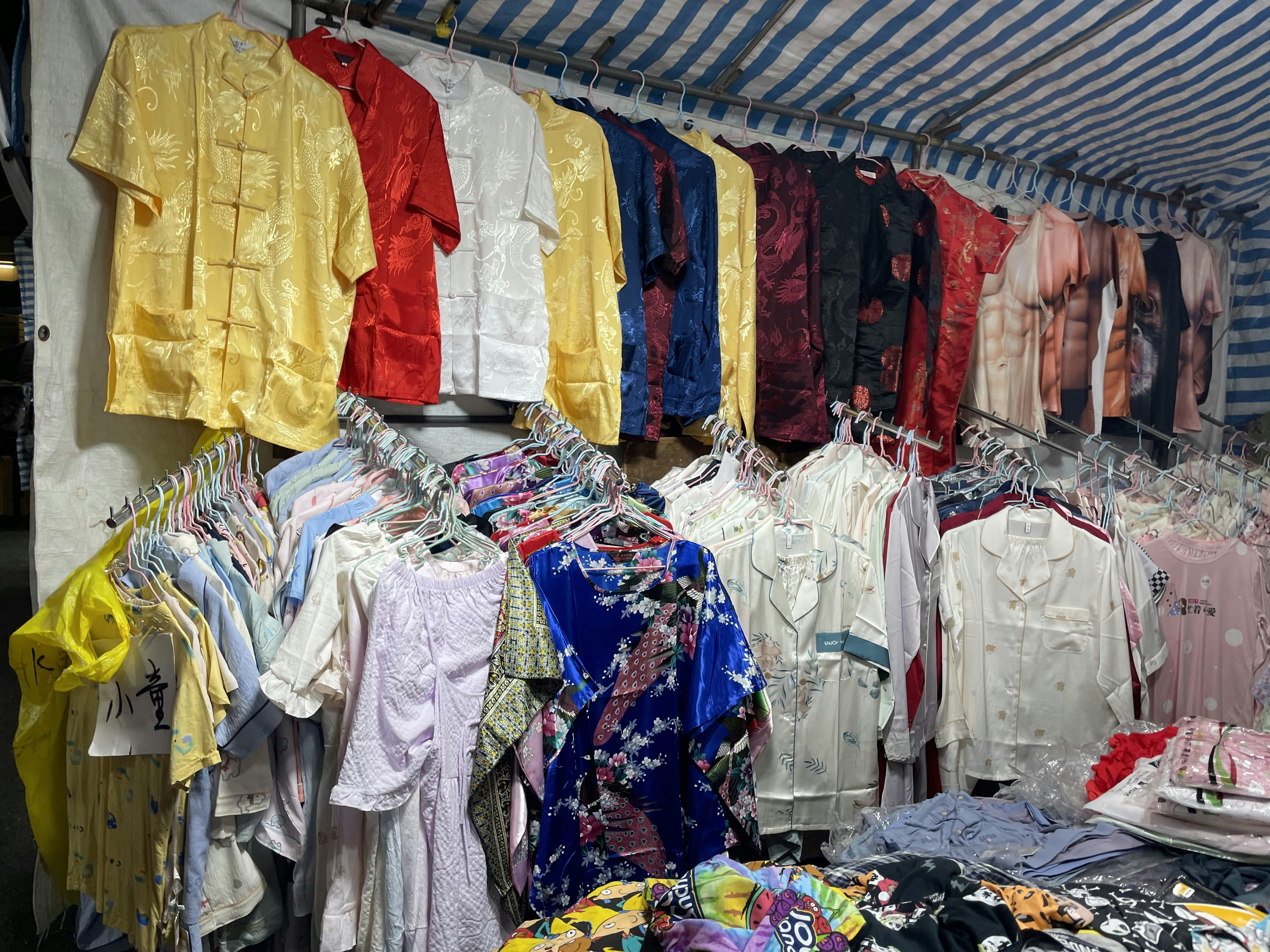 Imagen de un mercado de ropa de segunda mano