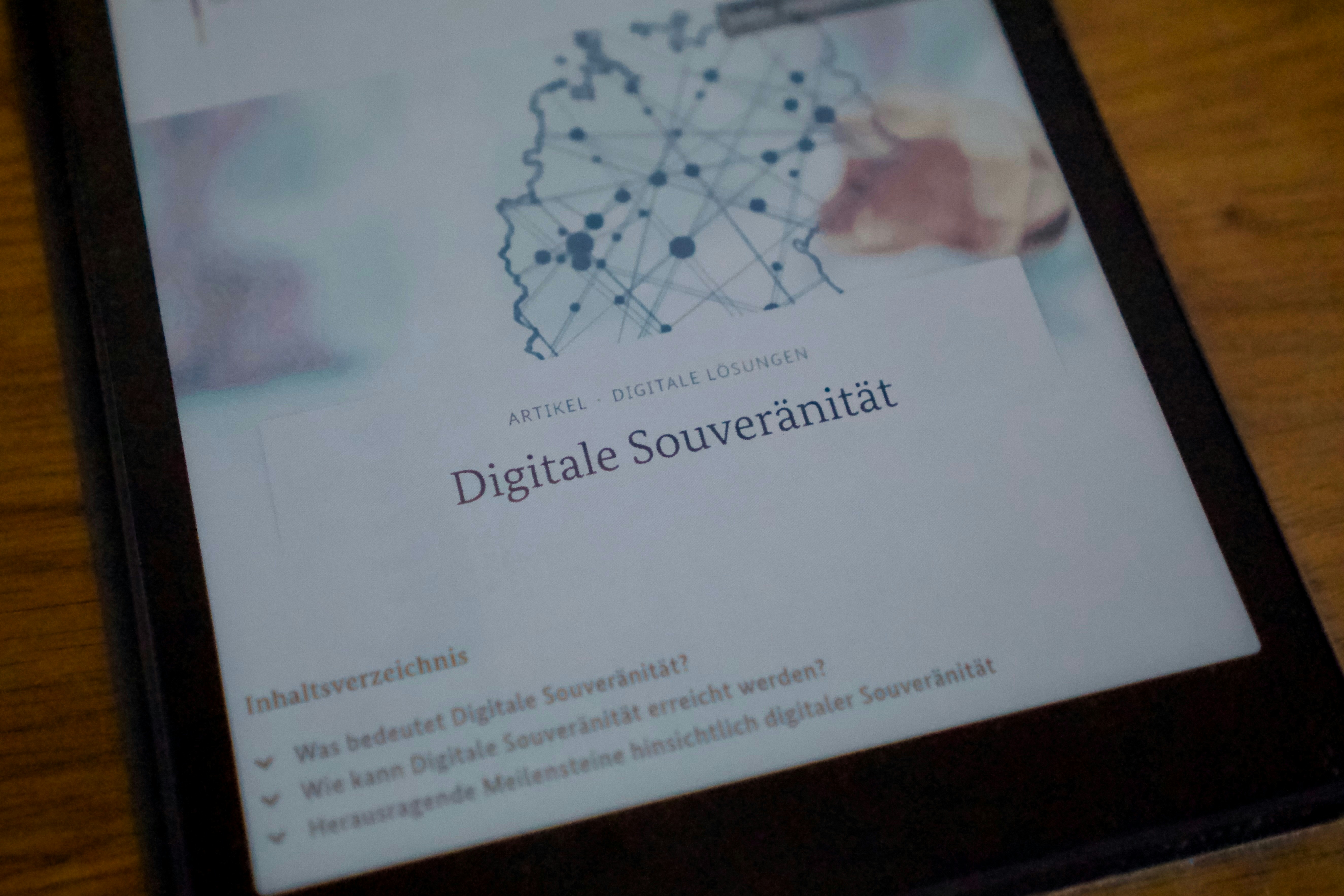 Digital screen displaying an article titled Digitale Souveränität