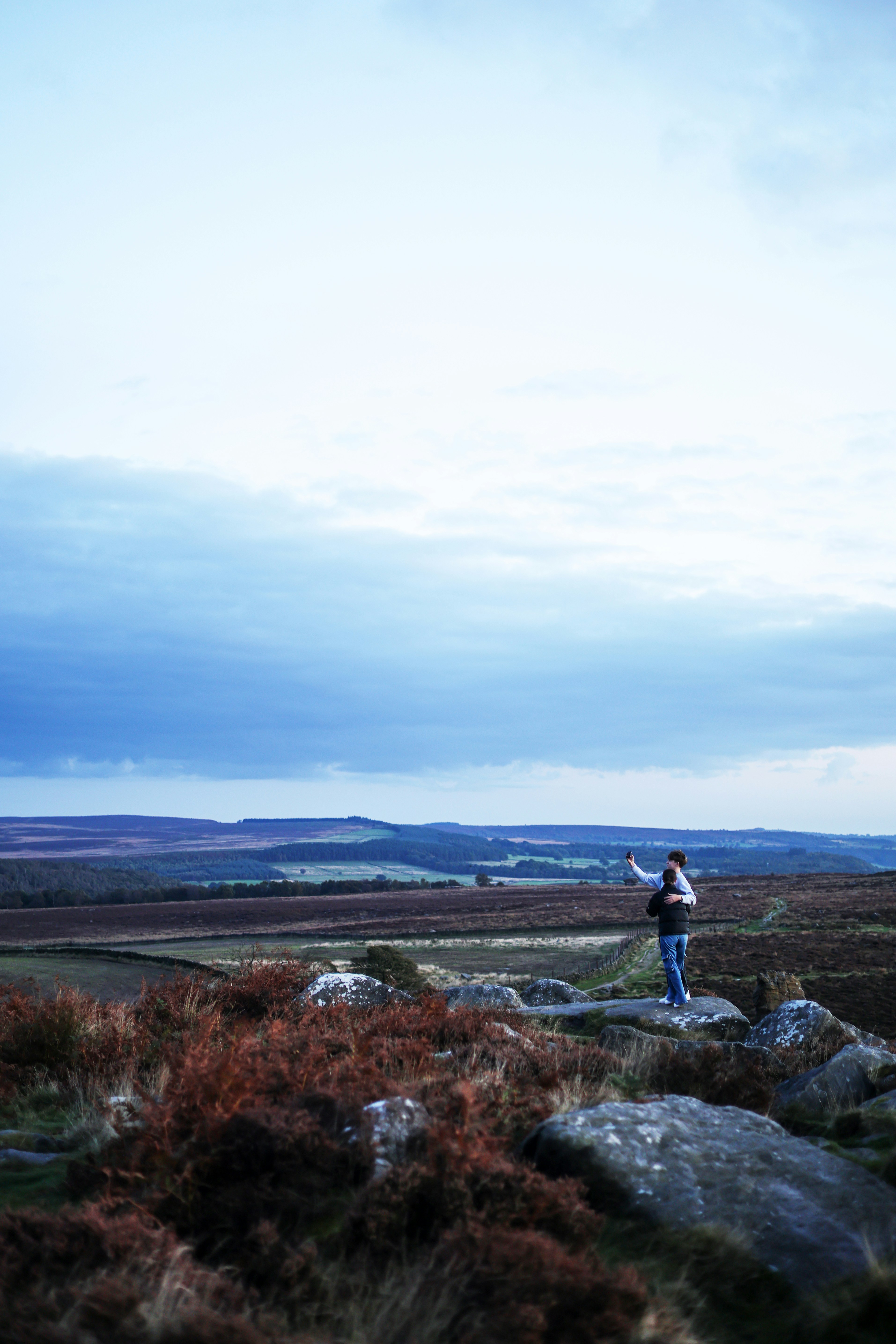 Un hombre de pie en la cima de una ladera rocosa