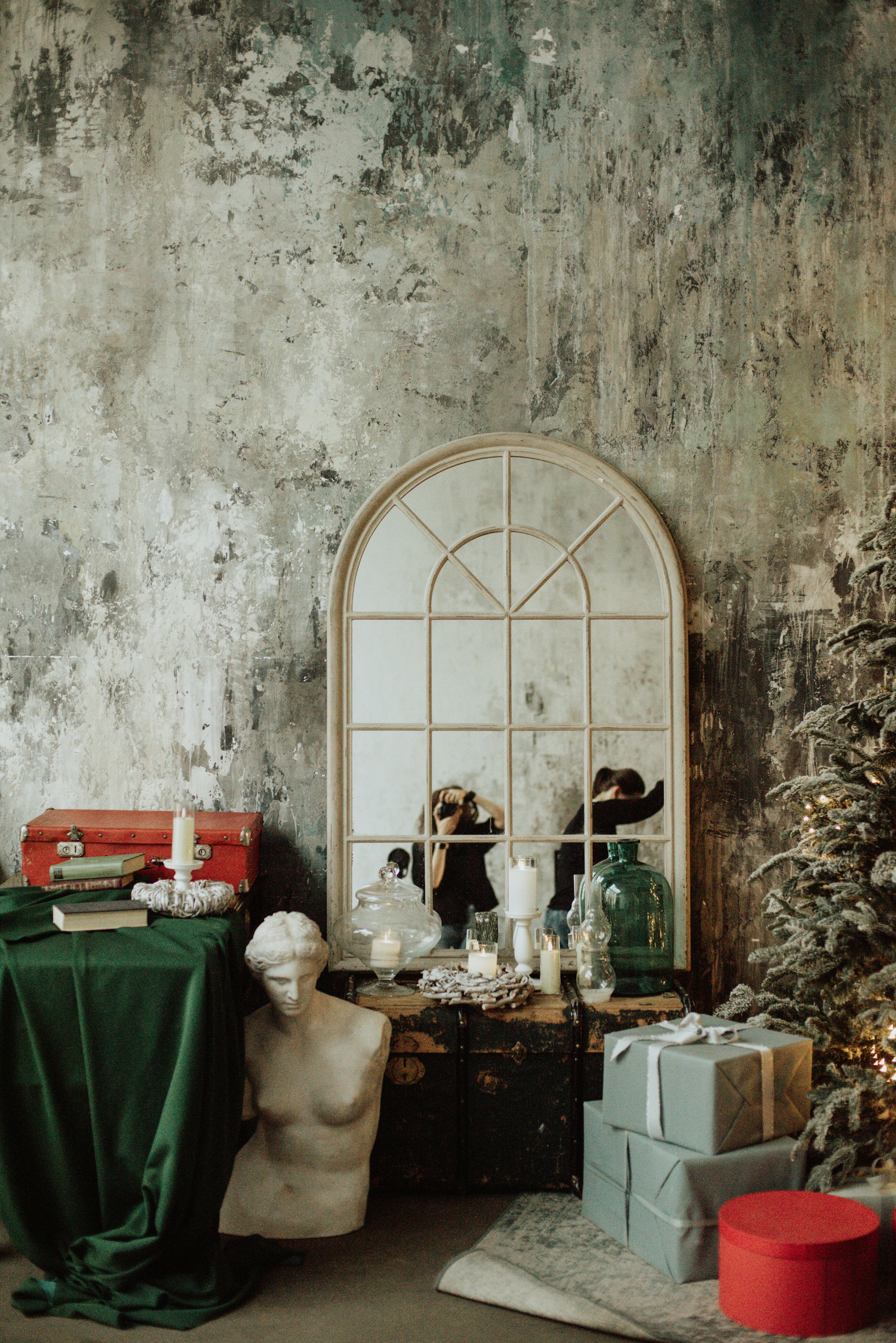 A living room with a christmas tree and presents