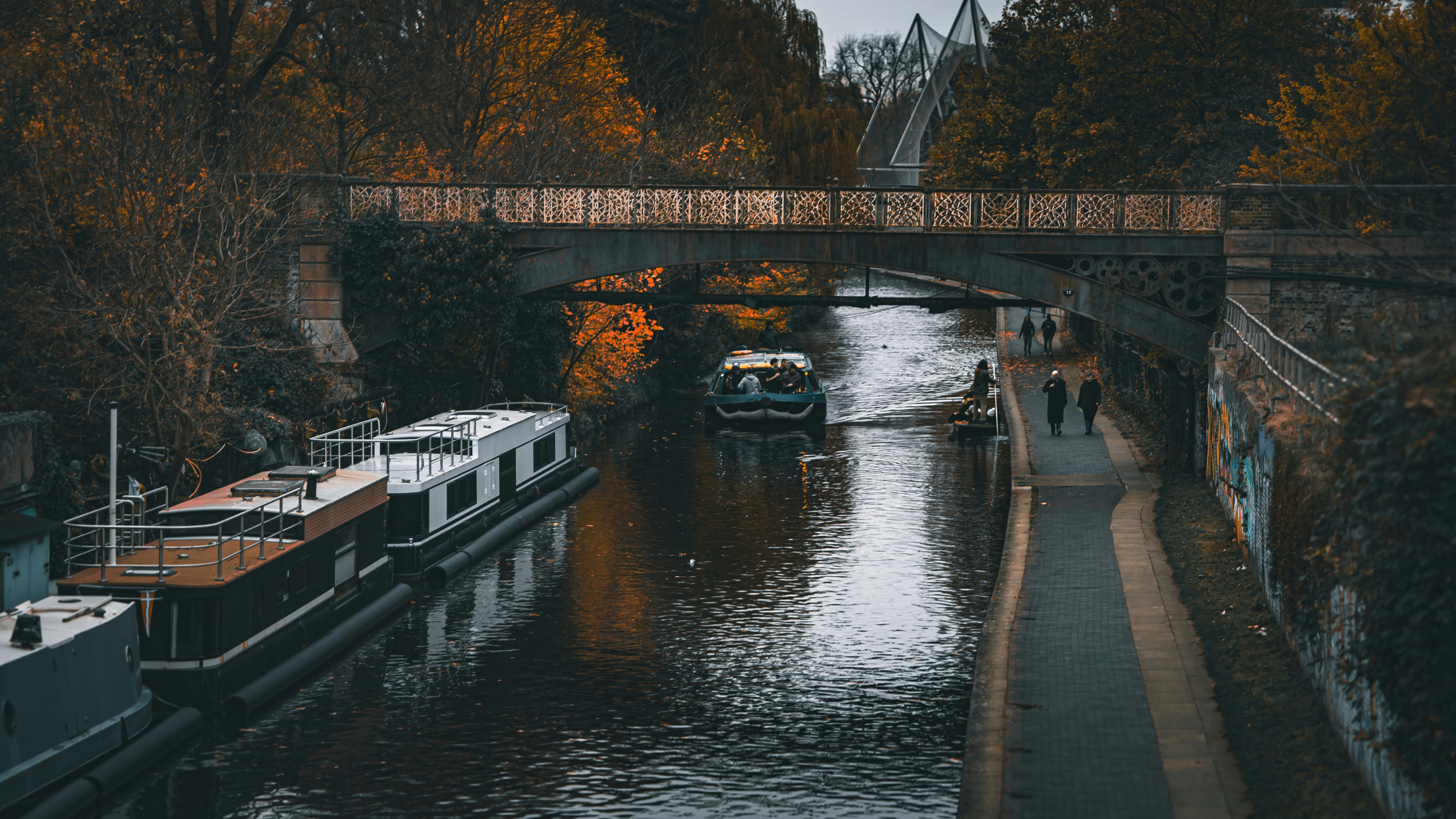 橋が架かっている川
