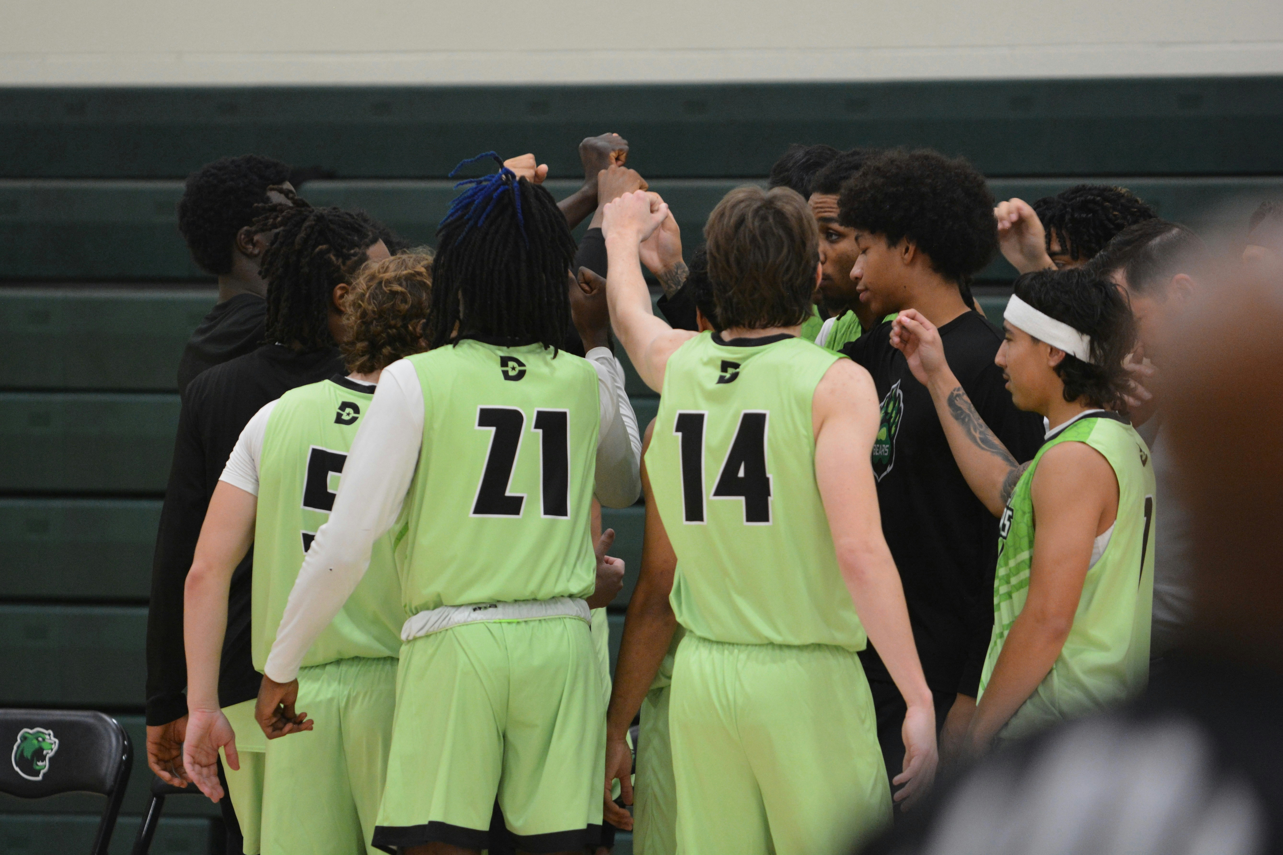 Jugadores suplentes celebrando desde la banca en un partido de baloncesto