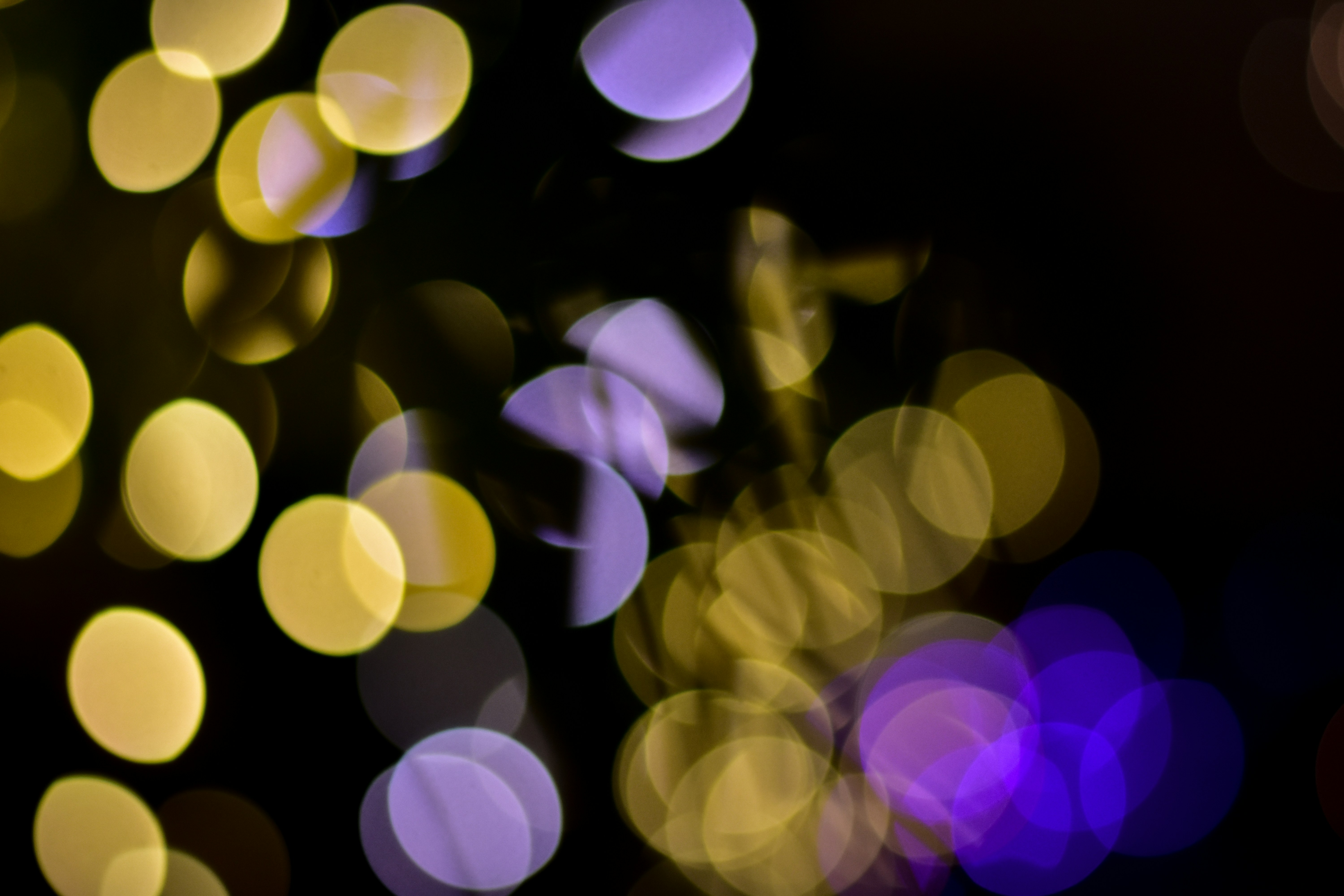 A blurry photo of a street light